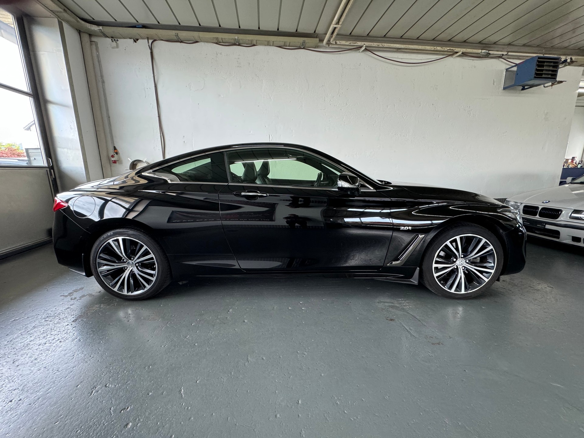 INFINITI Q60 2.0t Coupé Premium Tech Automatic-image-6