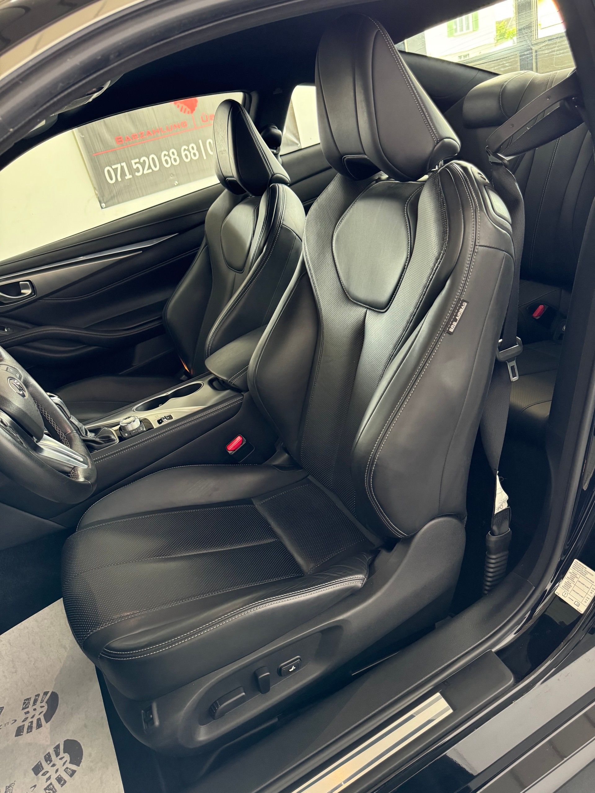 INFINITI Q60 2.0t Coupé Premium Tech Automatic-image-13