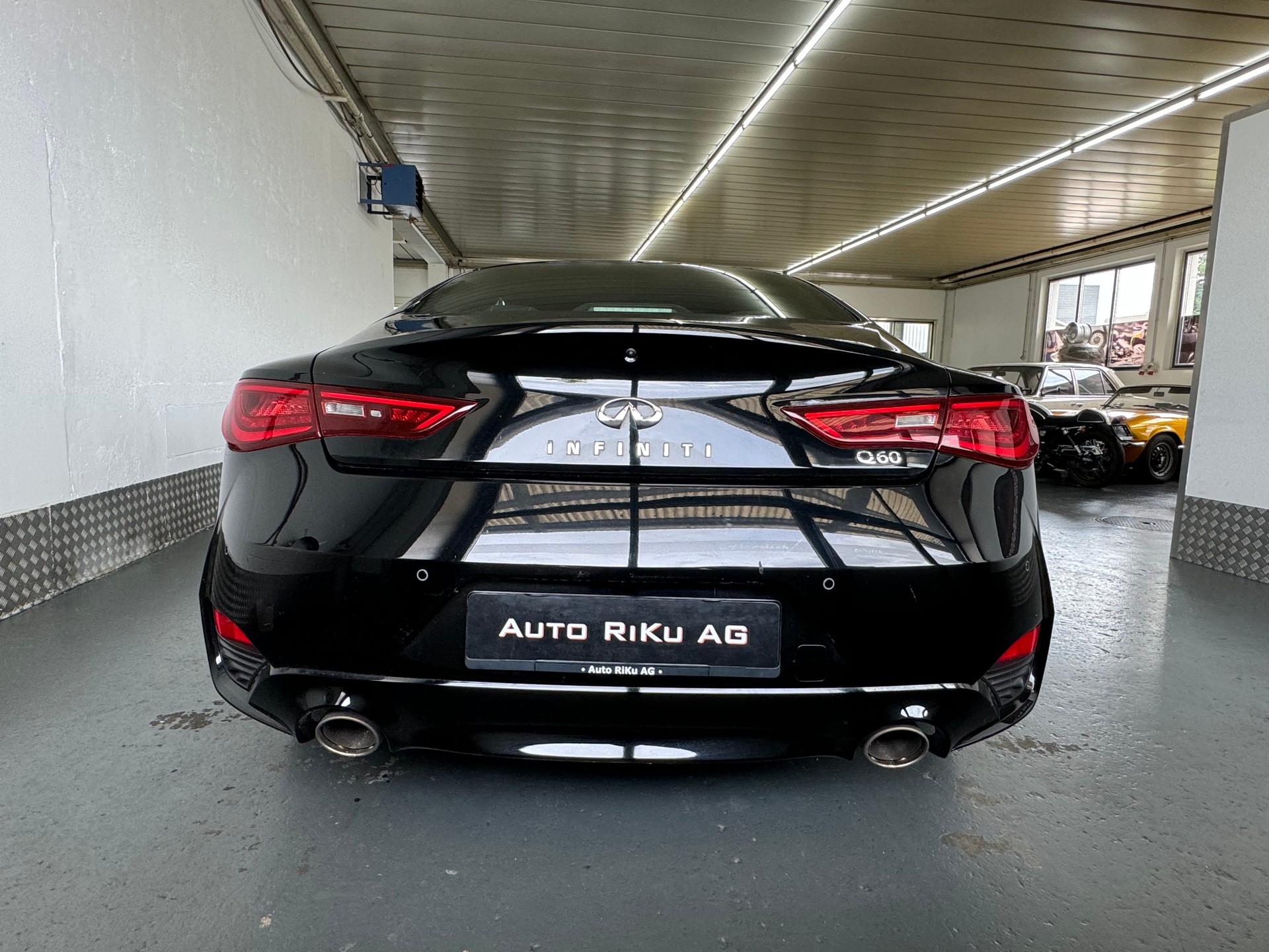 INFINITI Q60 2.0t Coupé Premium Tech Automatic-image-9