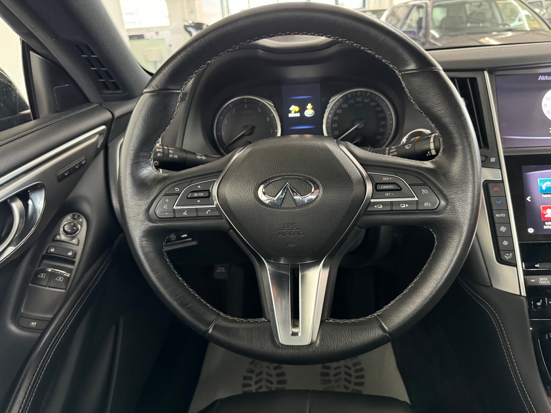 INFINITI Q60 2.0t Coupé Premium Tech Automatic-image-18