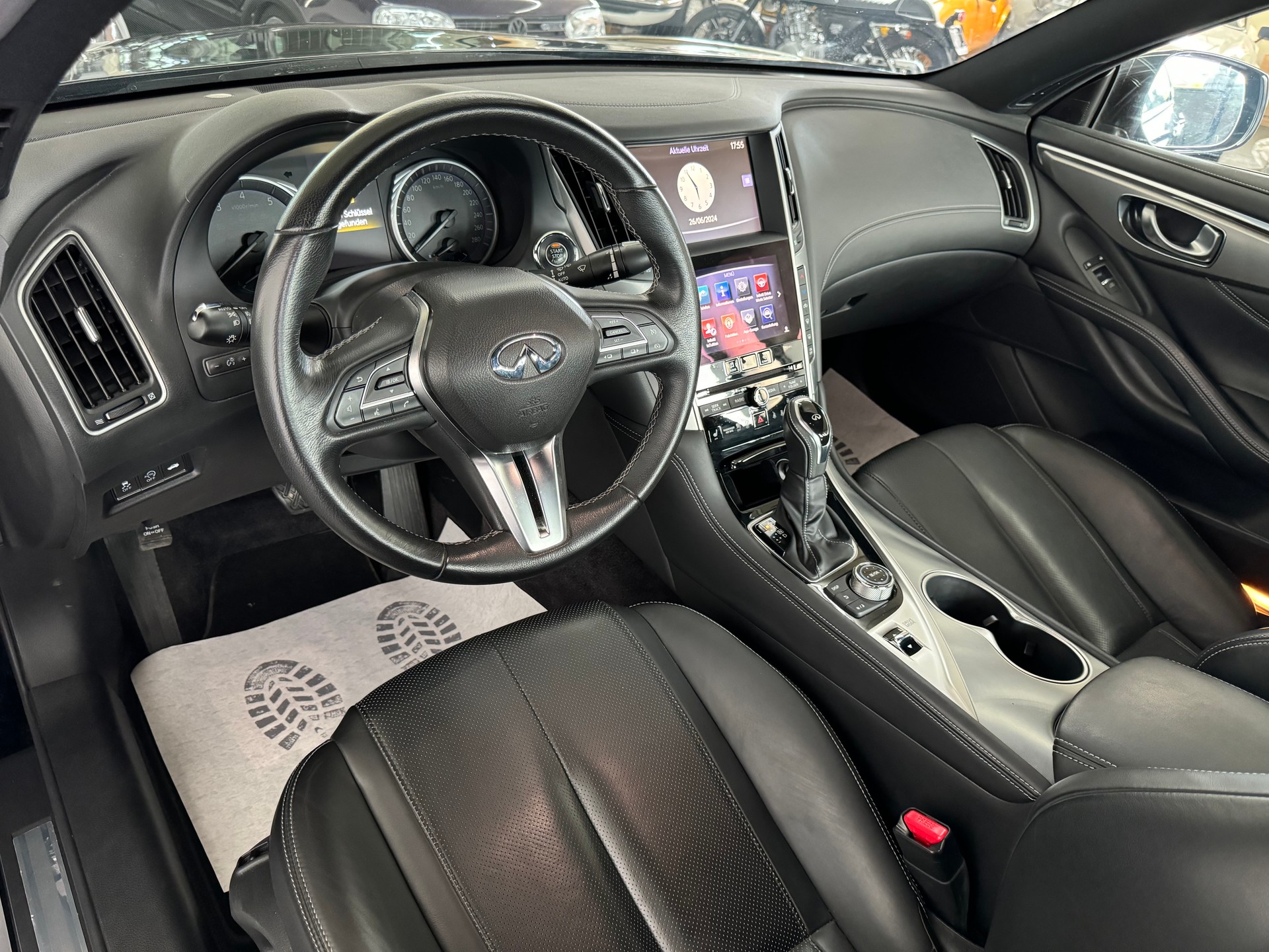 INFINITI Q60 2.0t Coupé Premium Tech Automatic-image-12