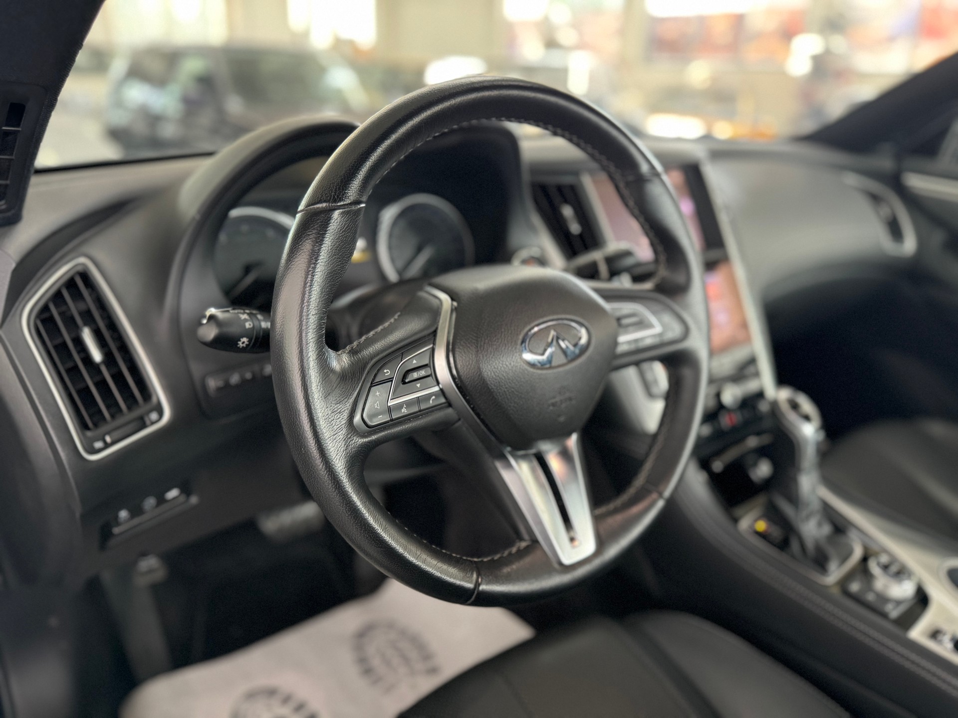 INFINITI Q60 2.0t Coupé Premium Tech Automatic-image-11
