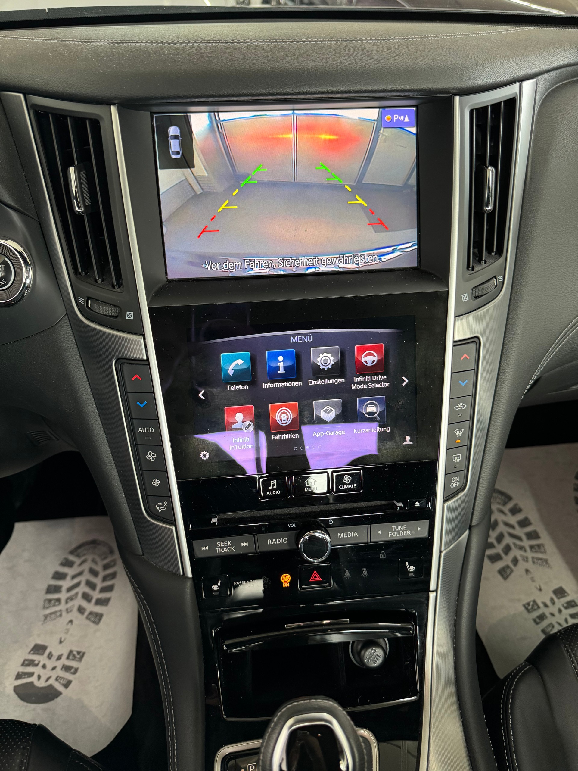 INFINITI Q60 2.0t Coupé Premium Tech Automatic-image-17