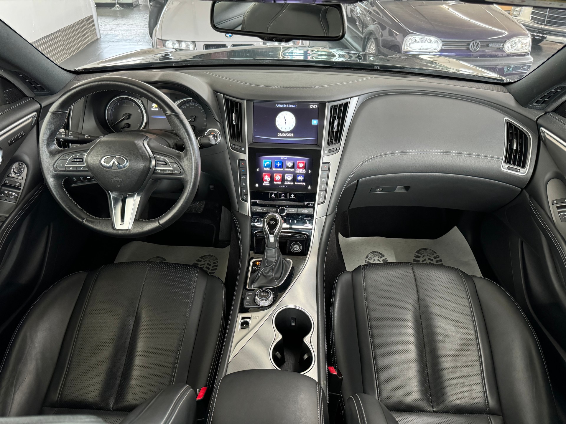 INFINITI Q60 2.0t Coupé Premium Tech Automatic-image-15