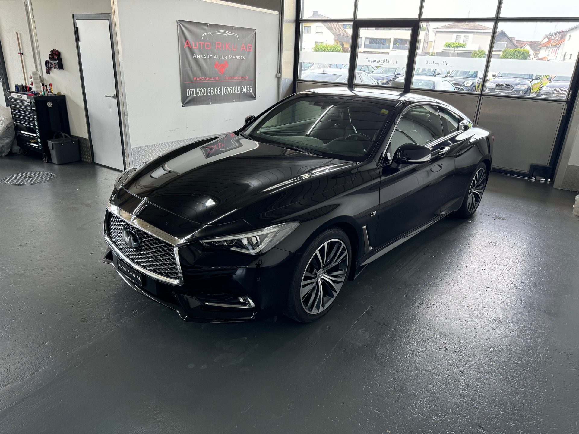 INFINITI Q60 2.0t Coupé Premium Tech Automatic-image-3
