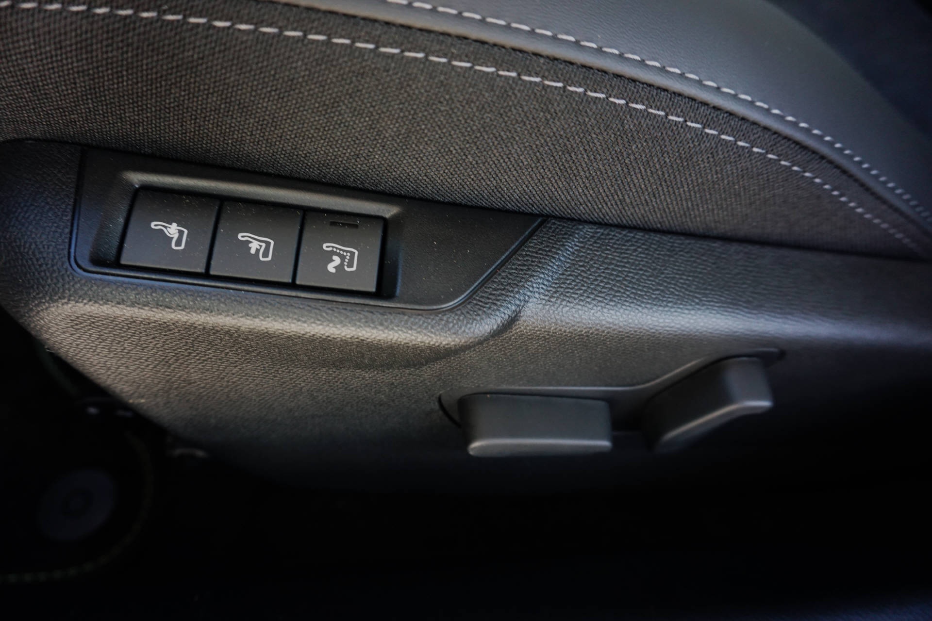PEUGEOT 208 1.2 Hybrid GT-image-7