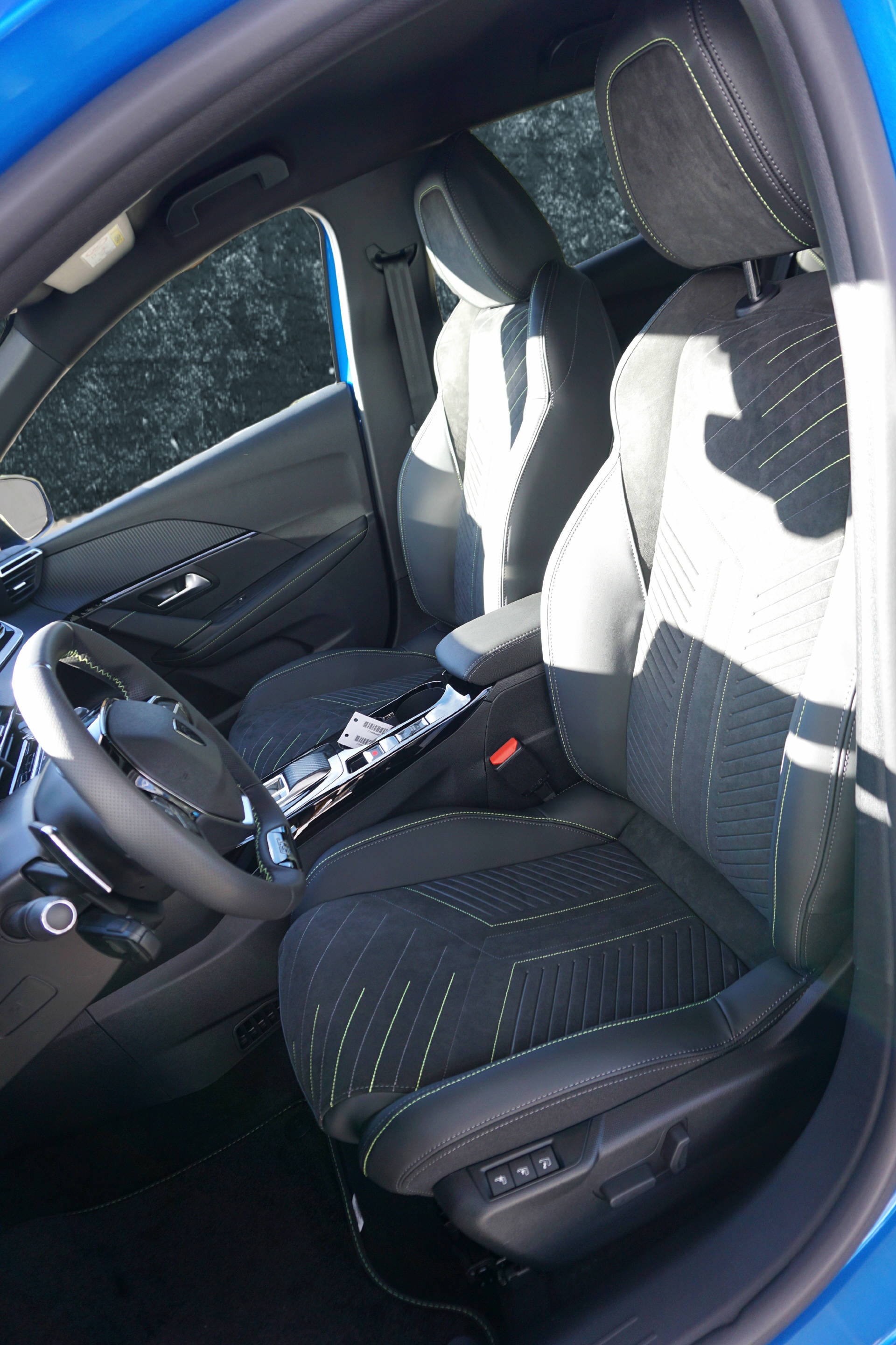PEUGEOT 208 1.2 Hybrid GT-image-6