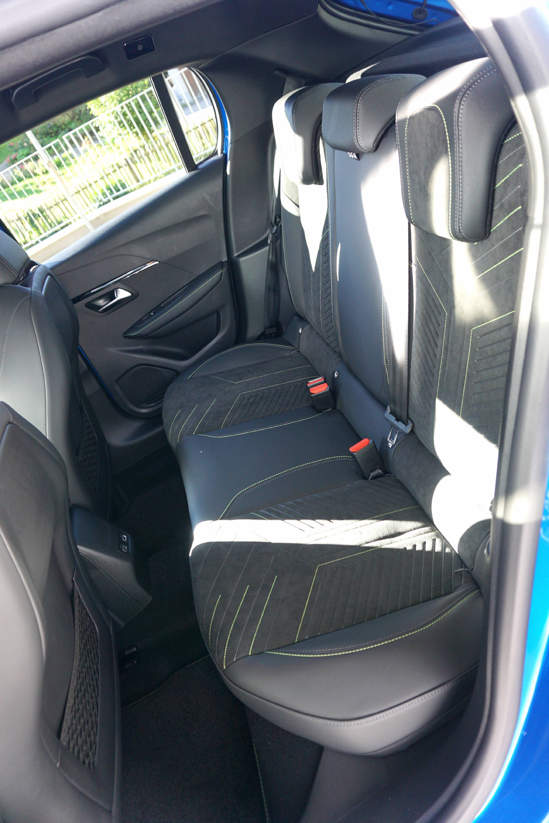 PEUGEOT 208 1.2 Hybrid GT-image-8