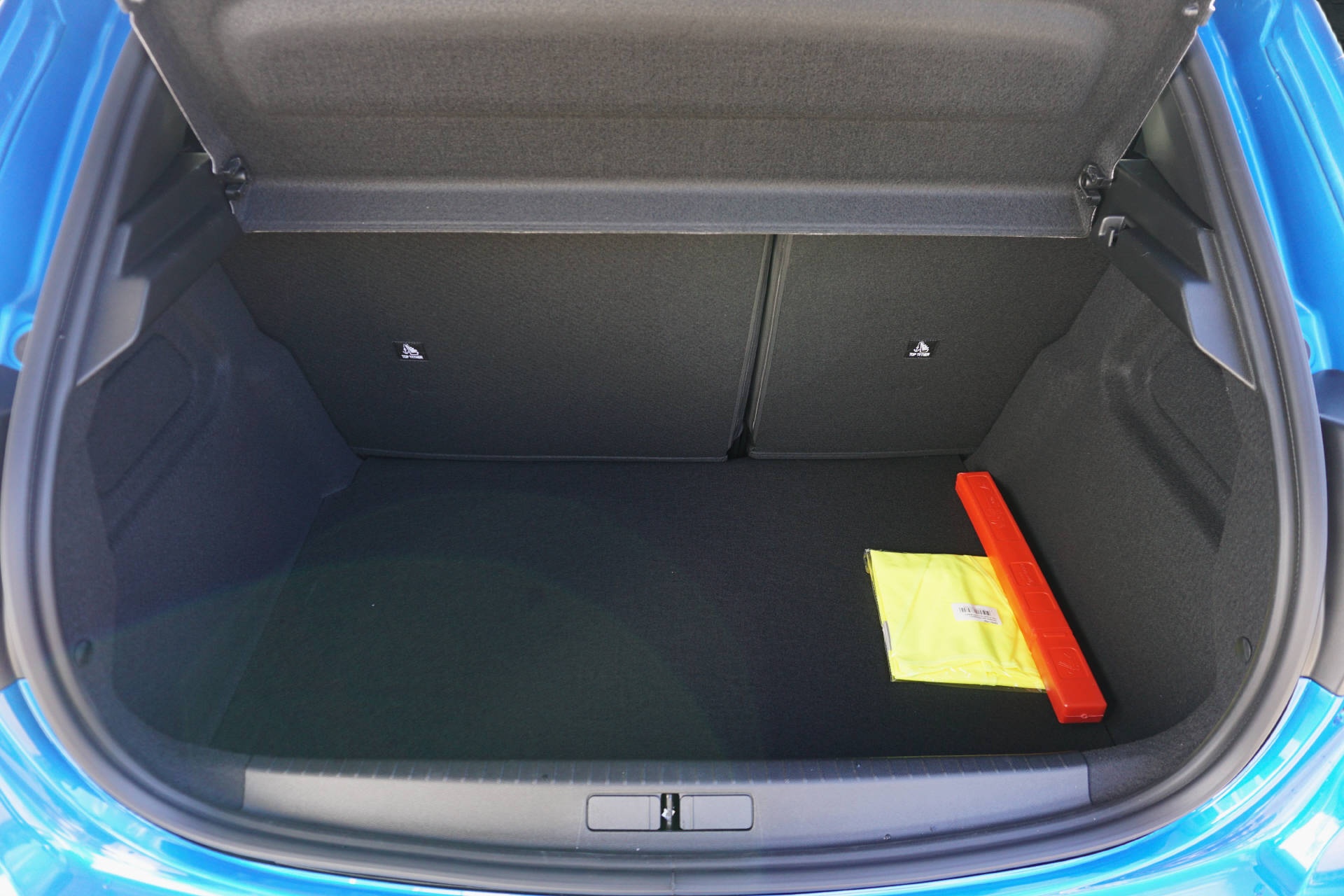 PEUGEOT 208 1.2 Hybrid GT-image-9