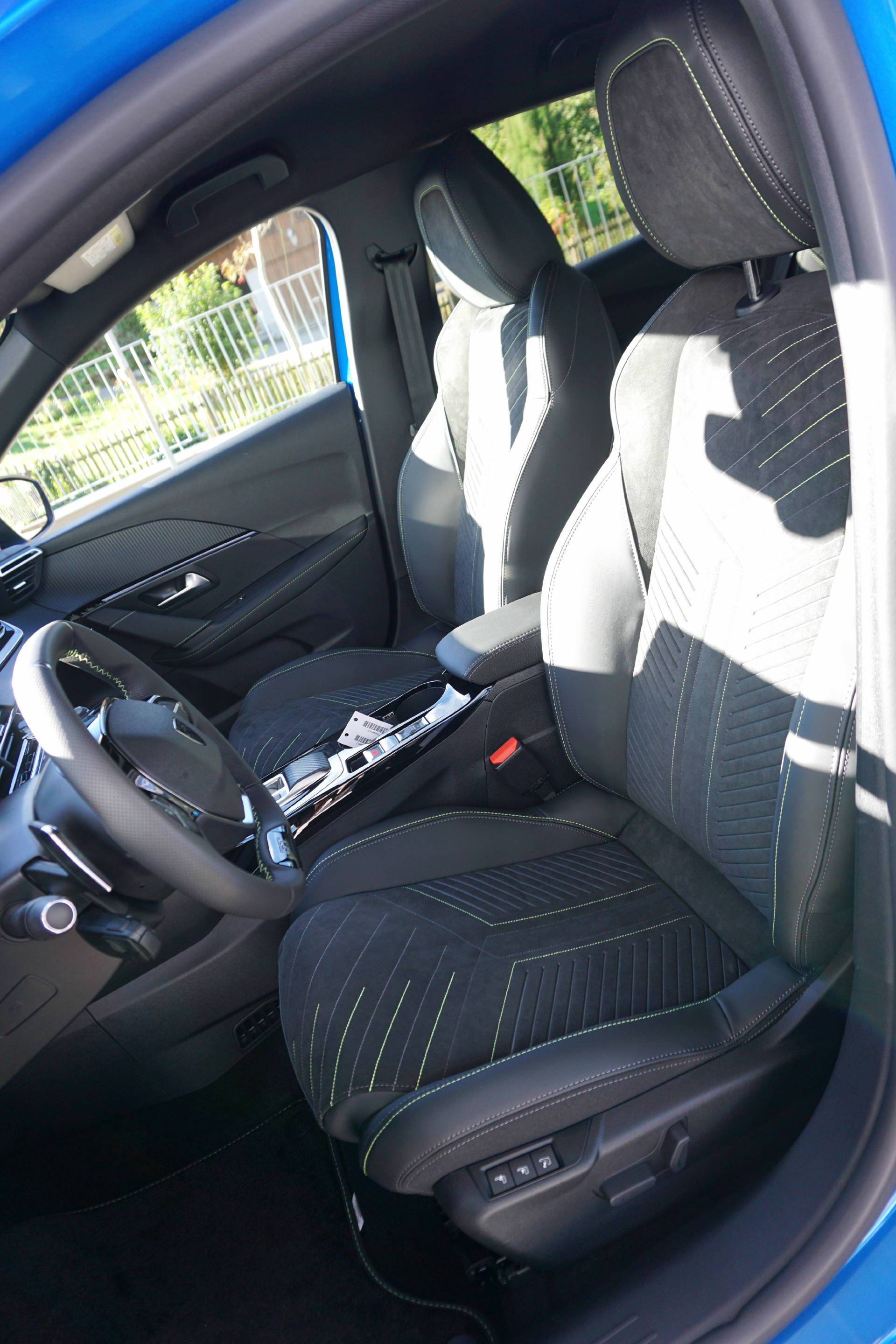 PEUGEOT 208 1.2 Hybrid GT-image-6