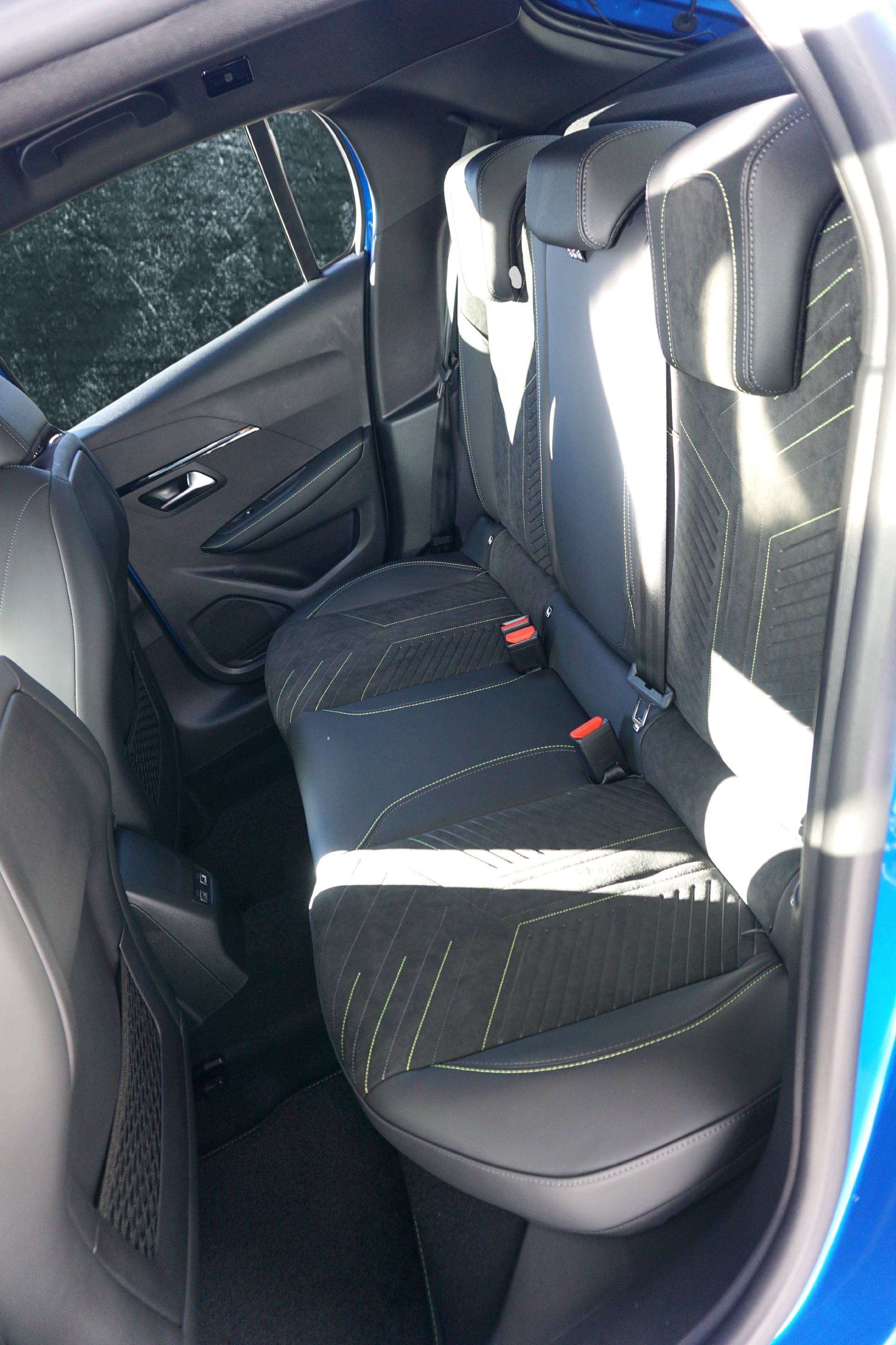 PEUGEOT 208 1.2 Hybrid GT-image-8