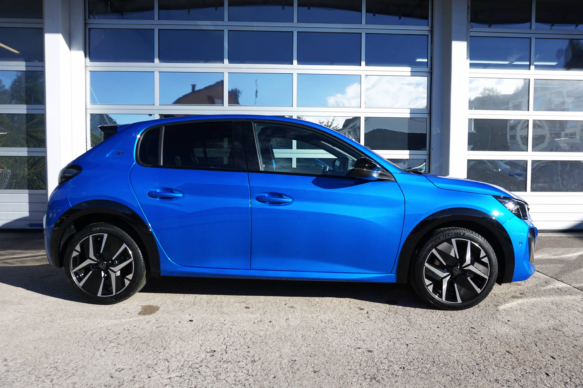 PEUGEOT 208 1.2 Hybrid GT-showroom-element-1