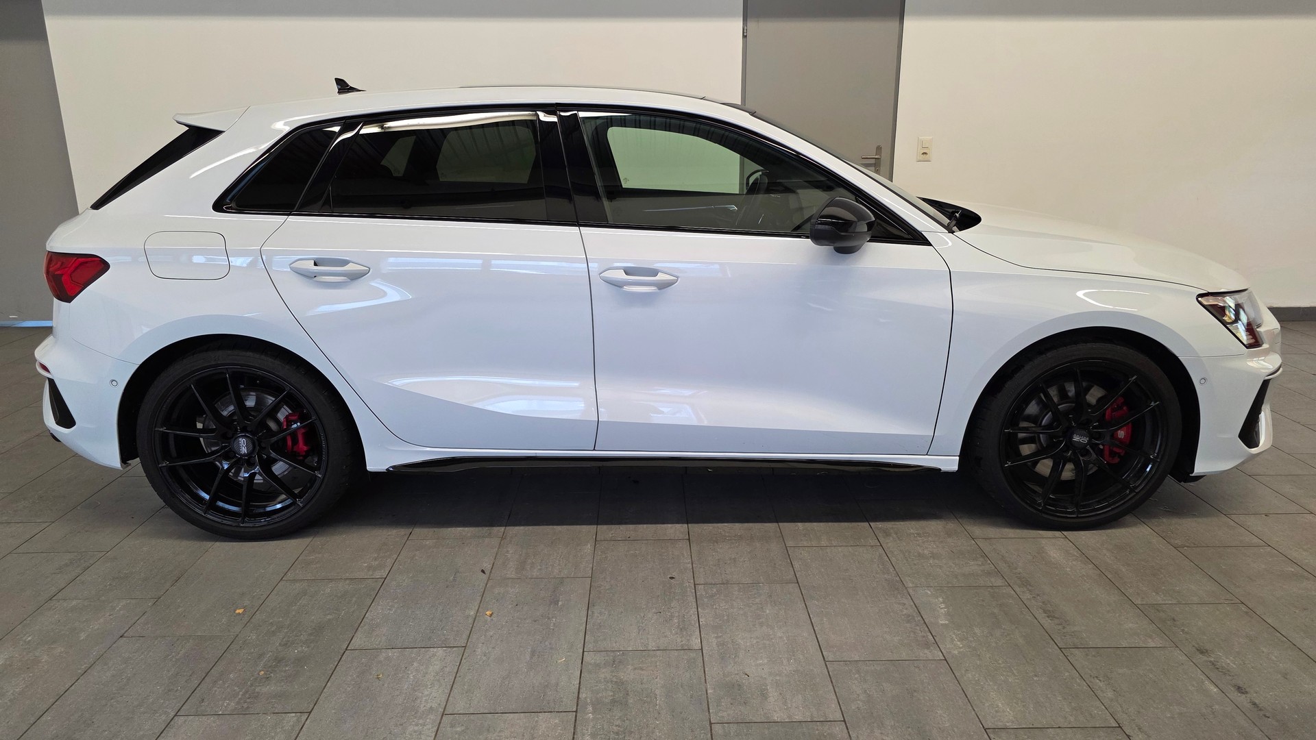 AUDI S3 Sportback 2.0 TFSI quattro S-tronic-showroom-element-2