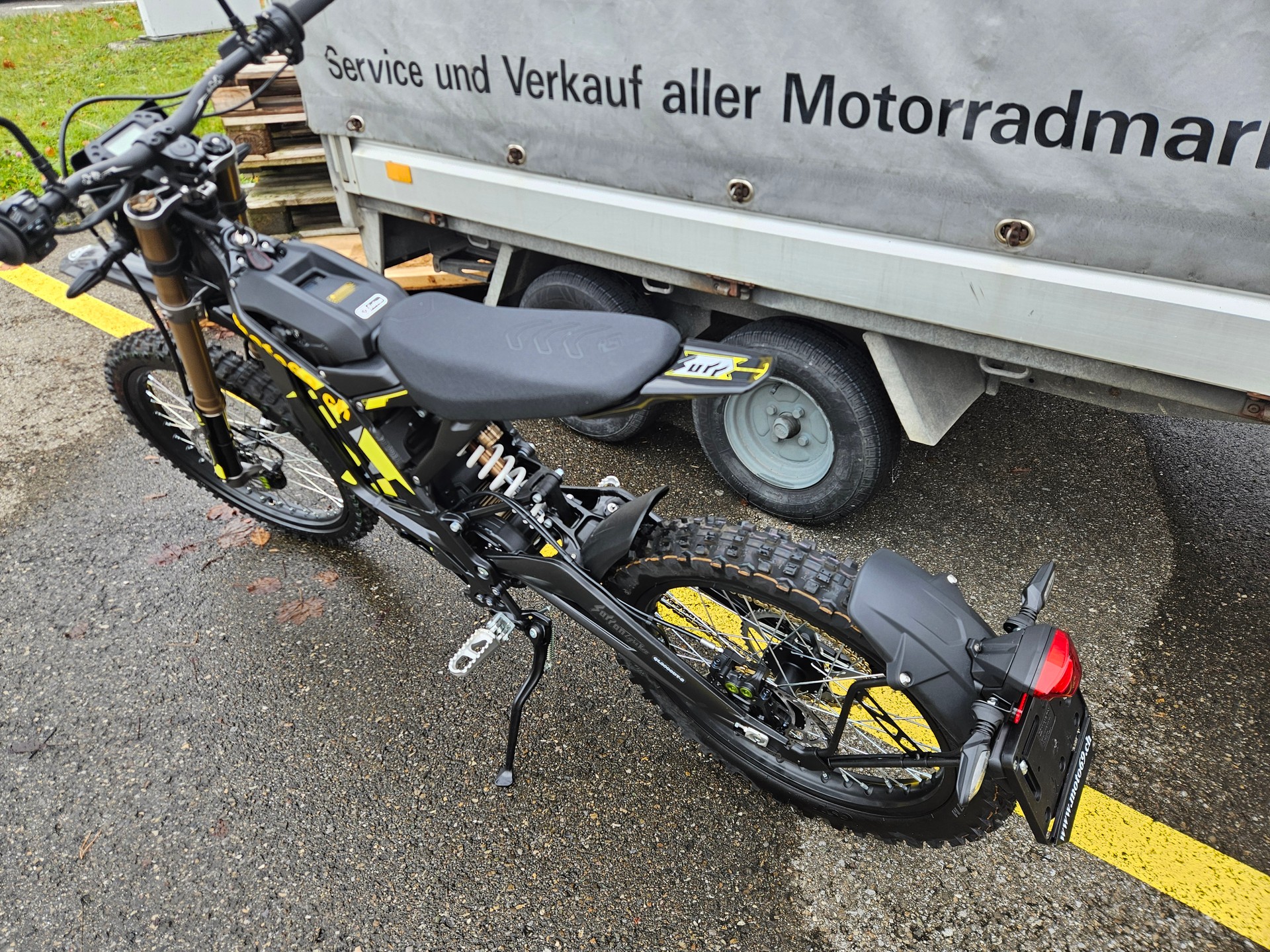 SUR-RON light Bee L1e schwarz-showroom-element-2