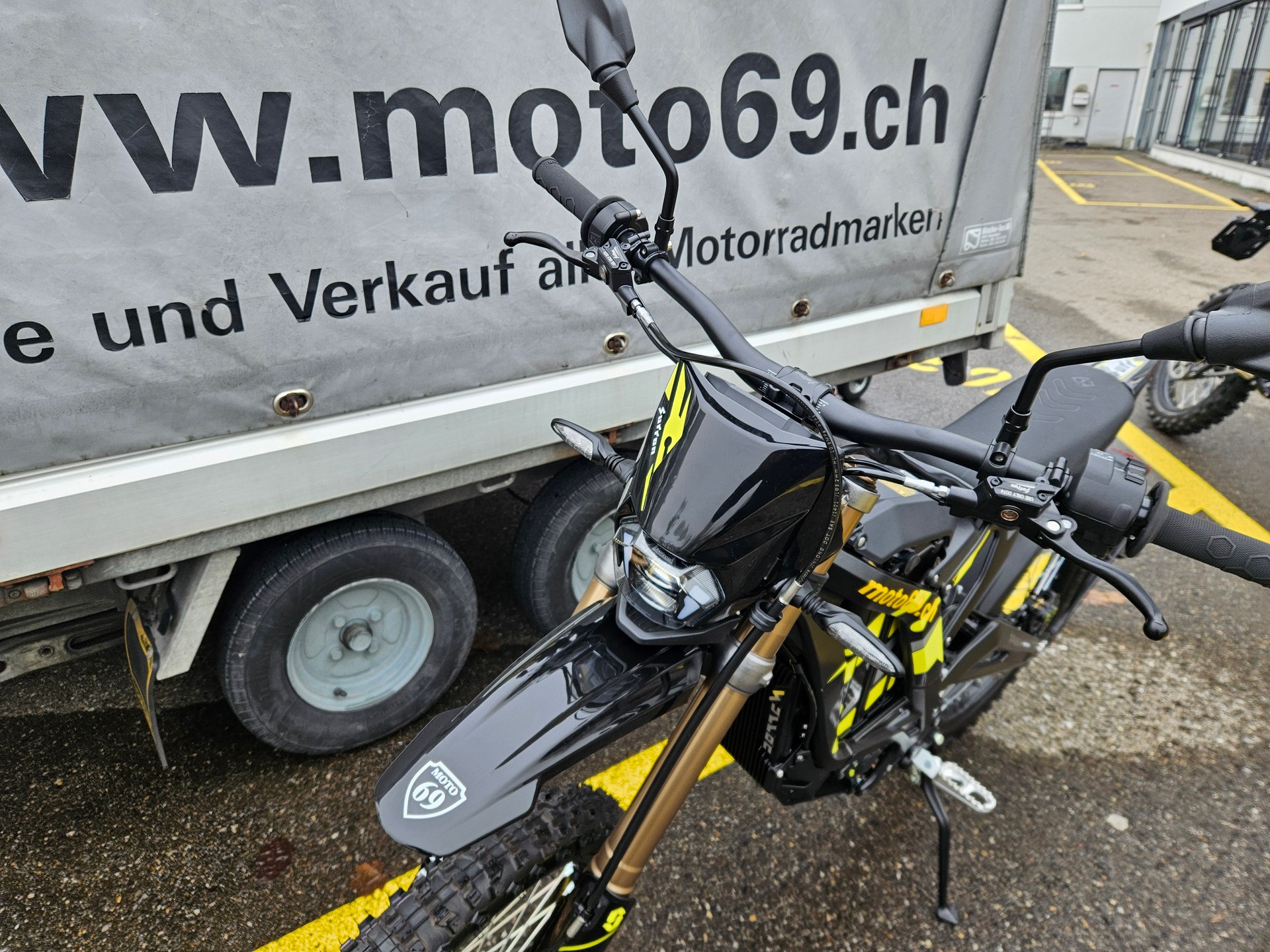 SUR-RON light Bee L1e schwarz-showroom-element-1