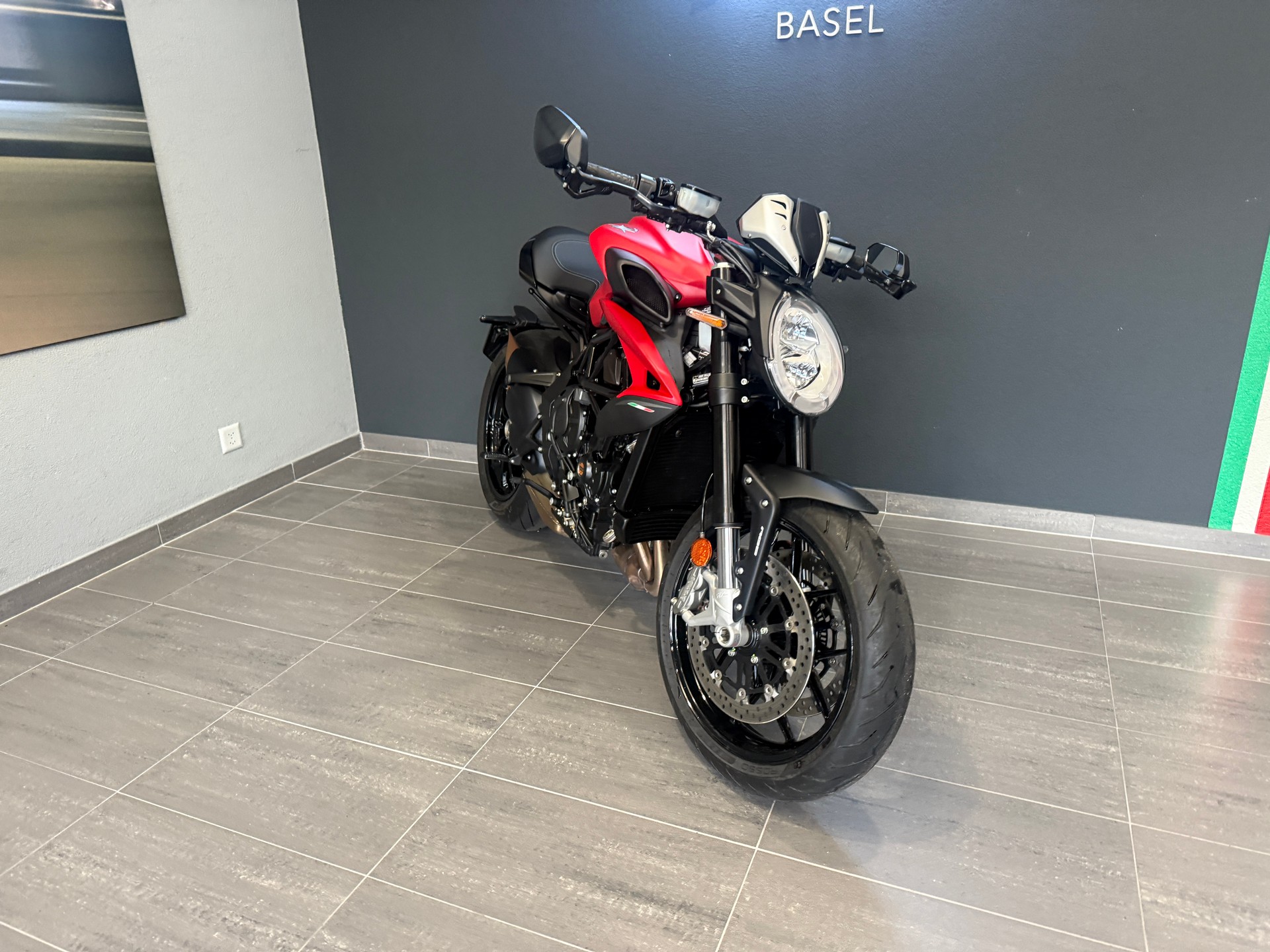 MV AGUSTA Dragster 800 Rosso-showroom-element-2