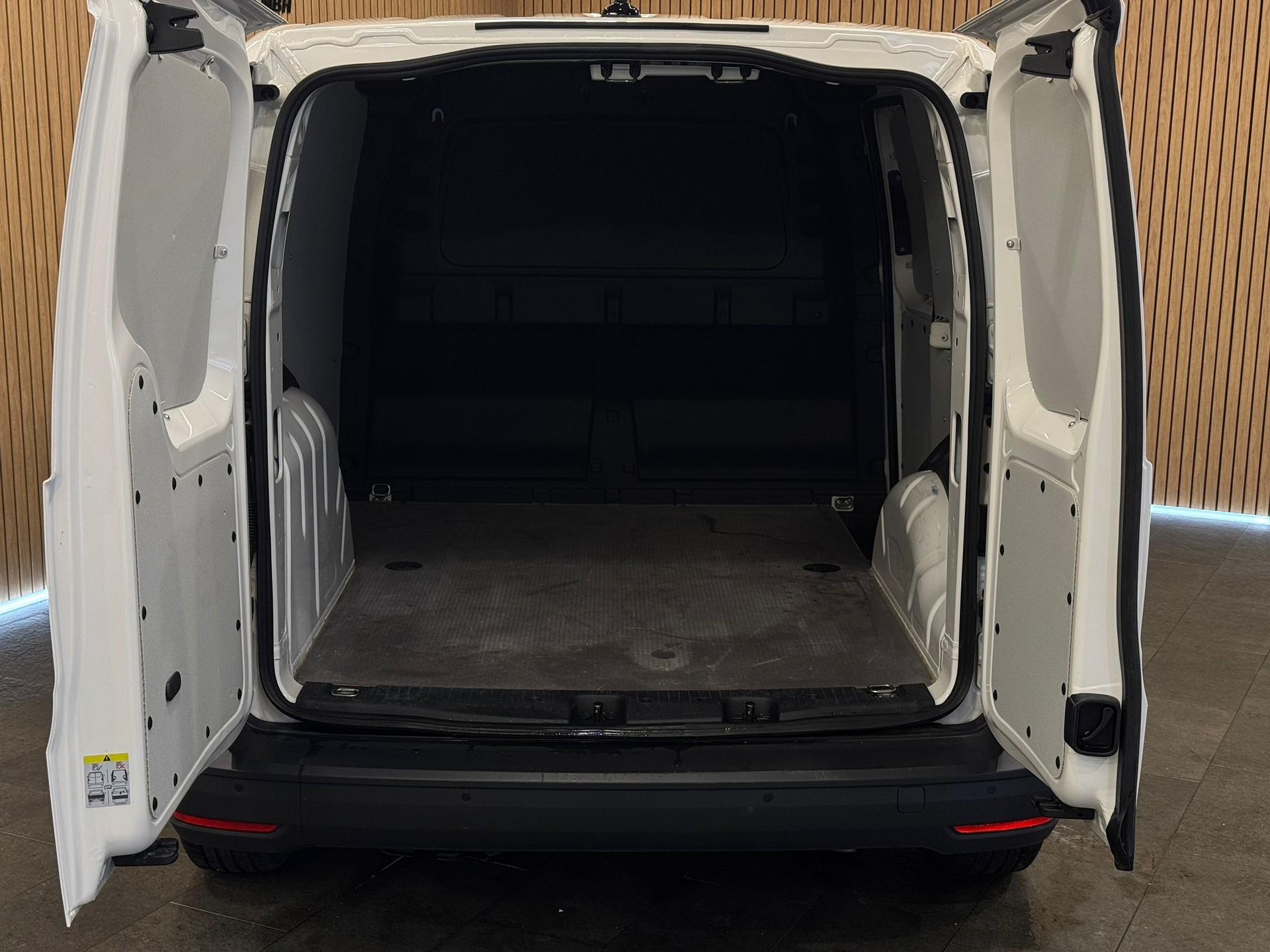 VW Caddy Cargo 2.0TDI-image-4