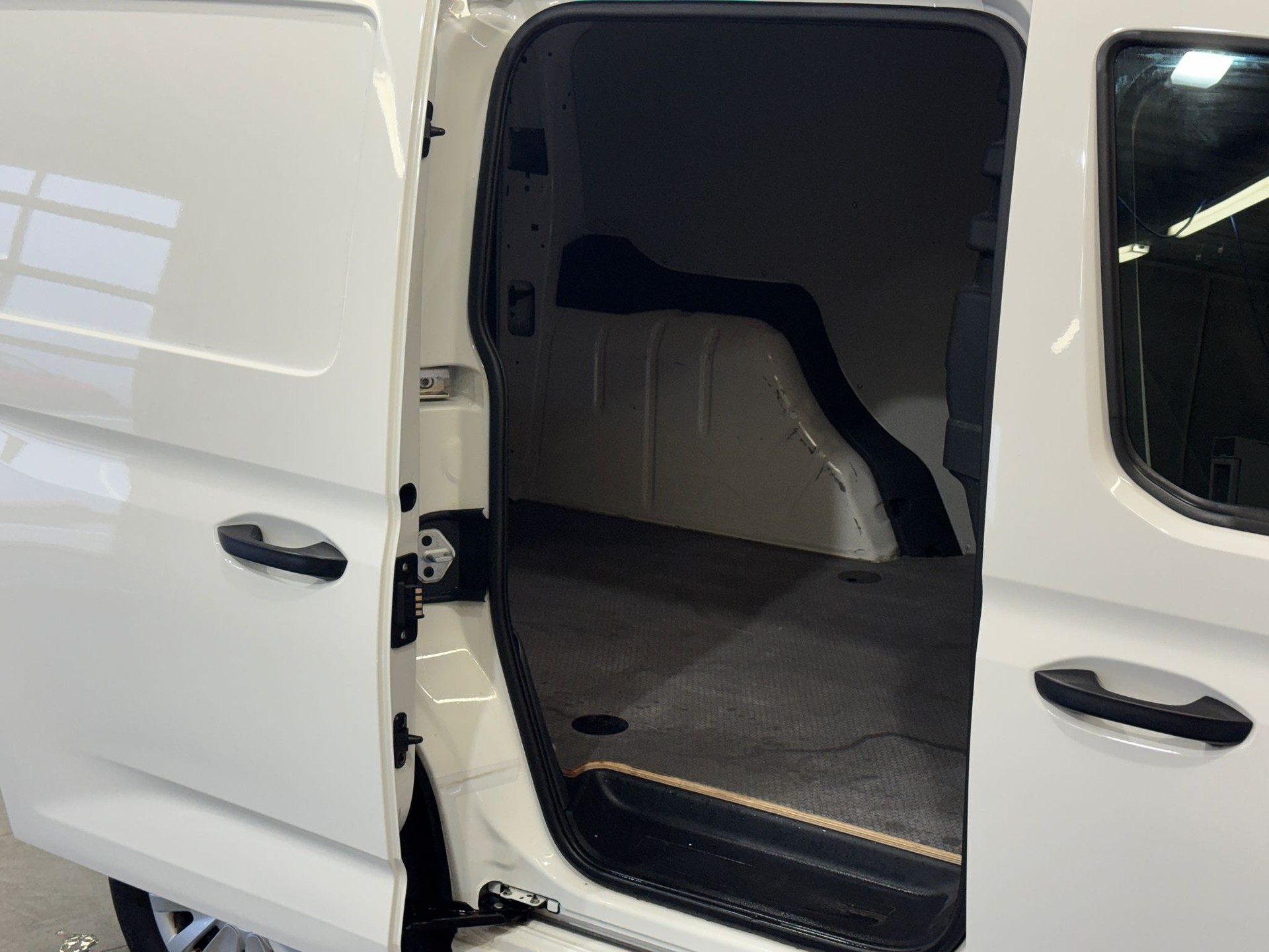 VW Caddy Cargo 2.0TDI-image-5