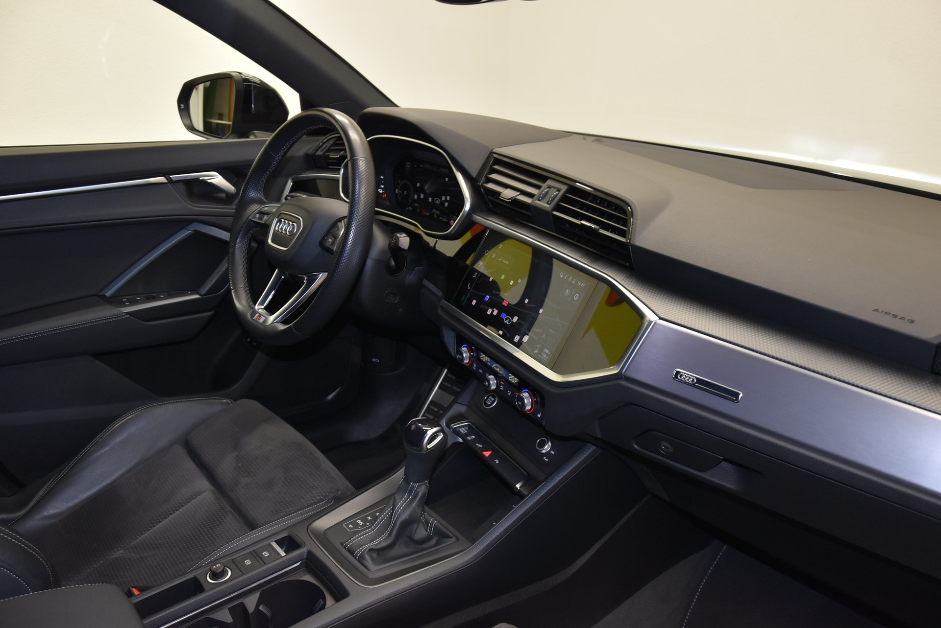 AUDI Q3 45 TFSI e S line S-tronic-image-4