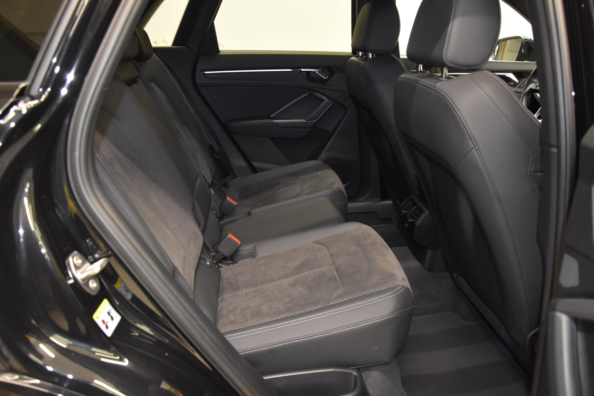 AUDI Q3 45 TFSI e S line S-tronic-image-8
