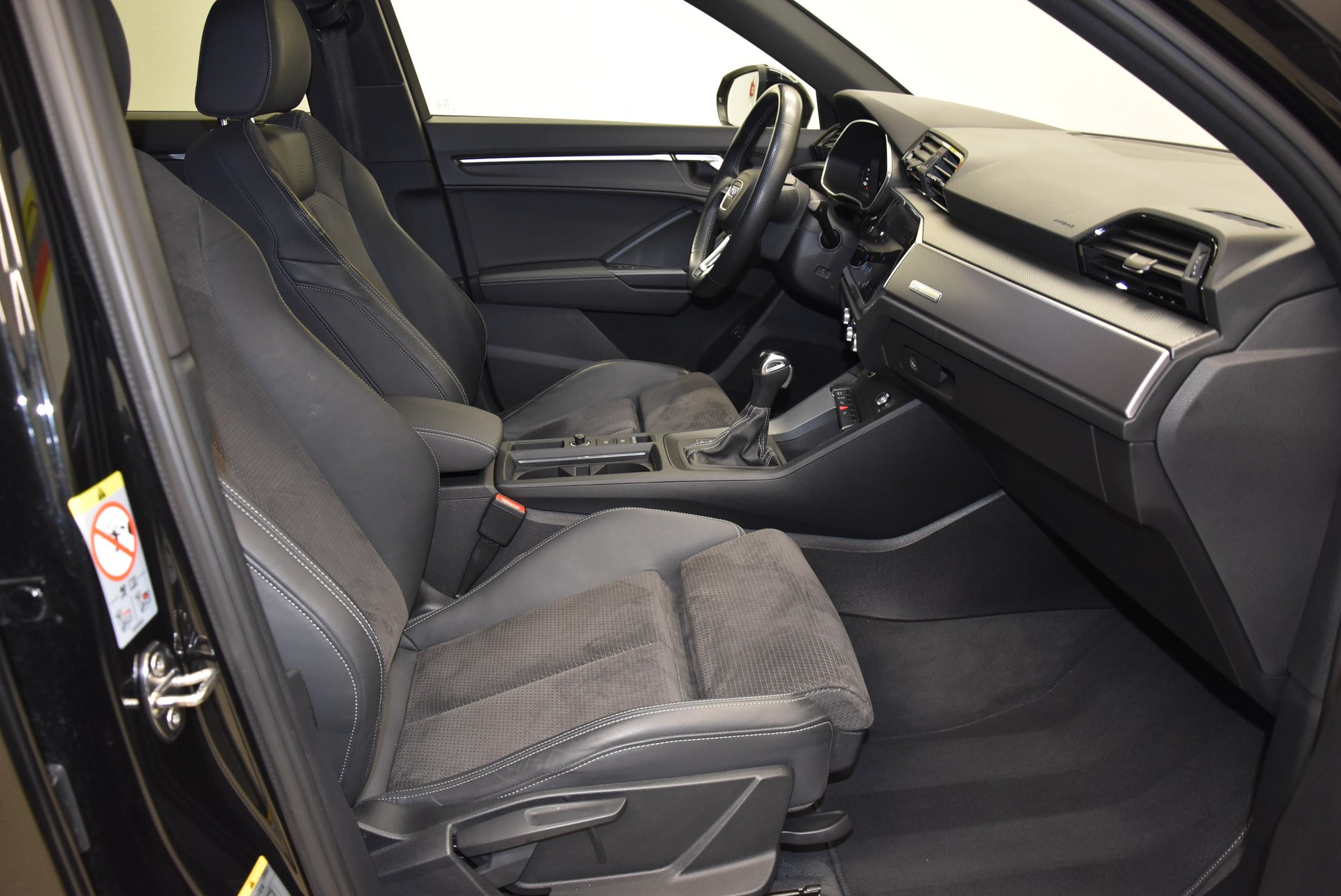 AUDI Q3 45 TFSI e S line S-tronic-image-3
