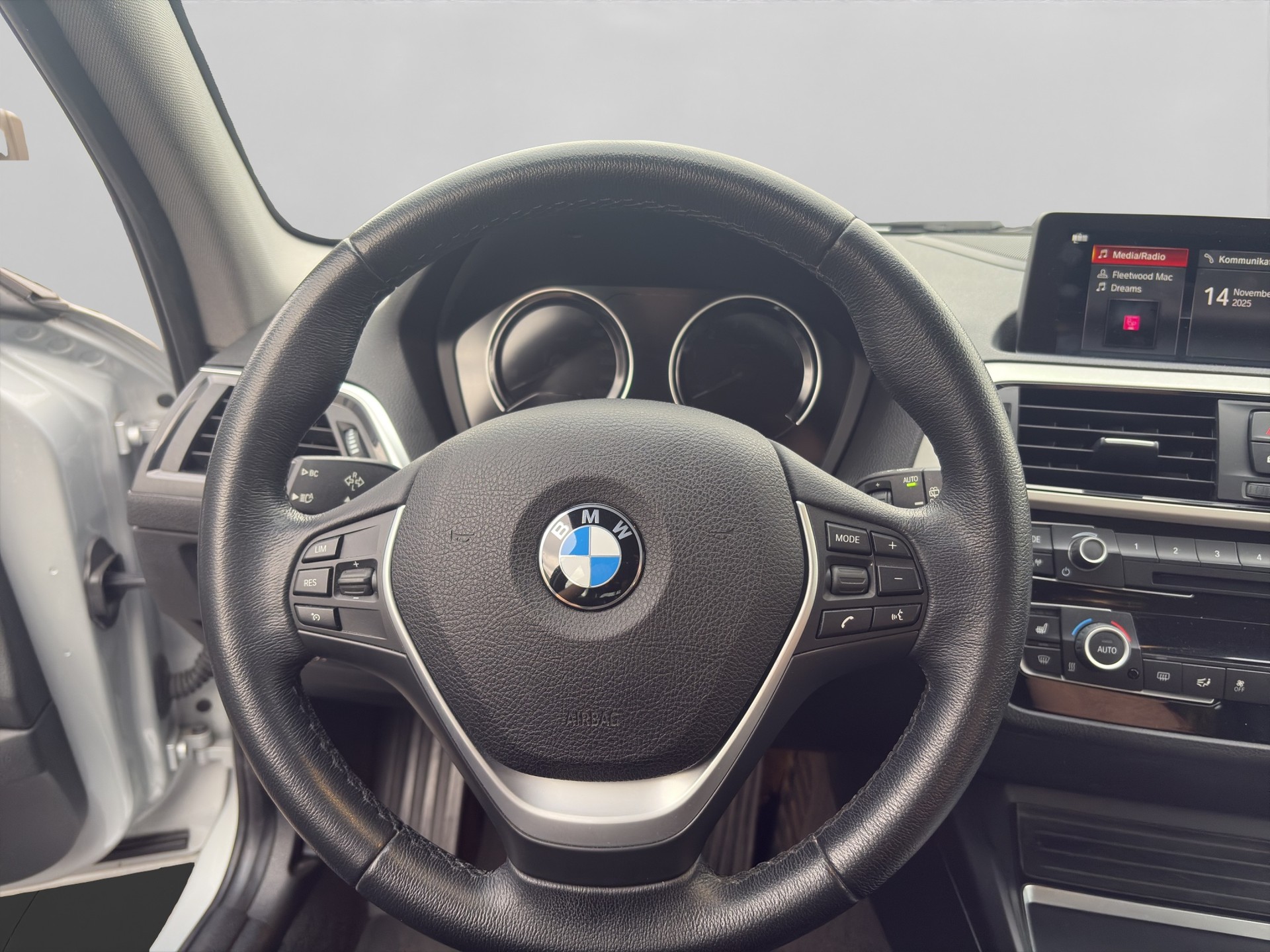 BMW 118i Edition Sport Line Steptronic-image-9