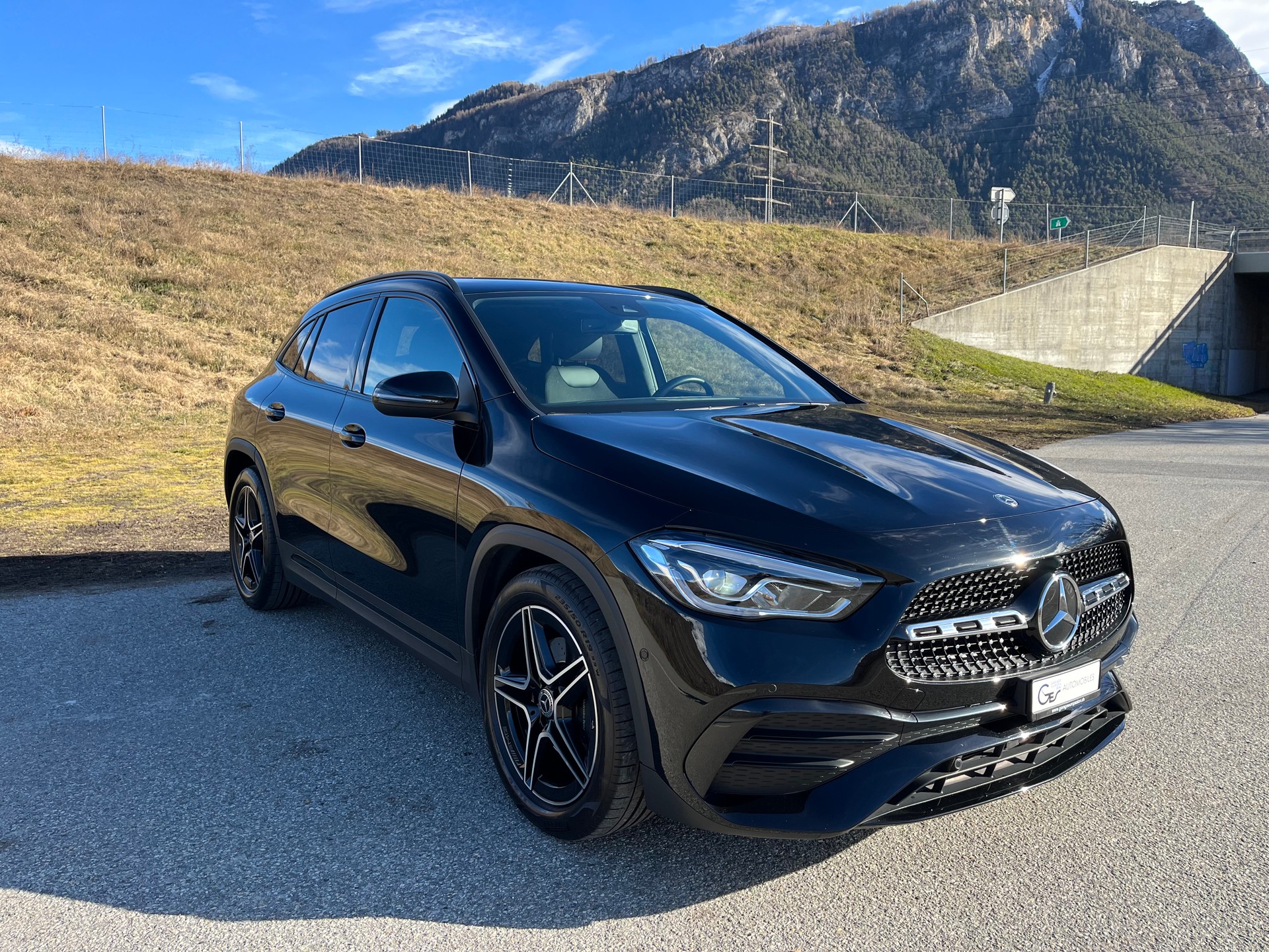 MERCEDES-BENZ GLA 200 AMG Line 7G-DCT-image-2