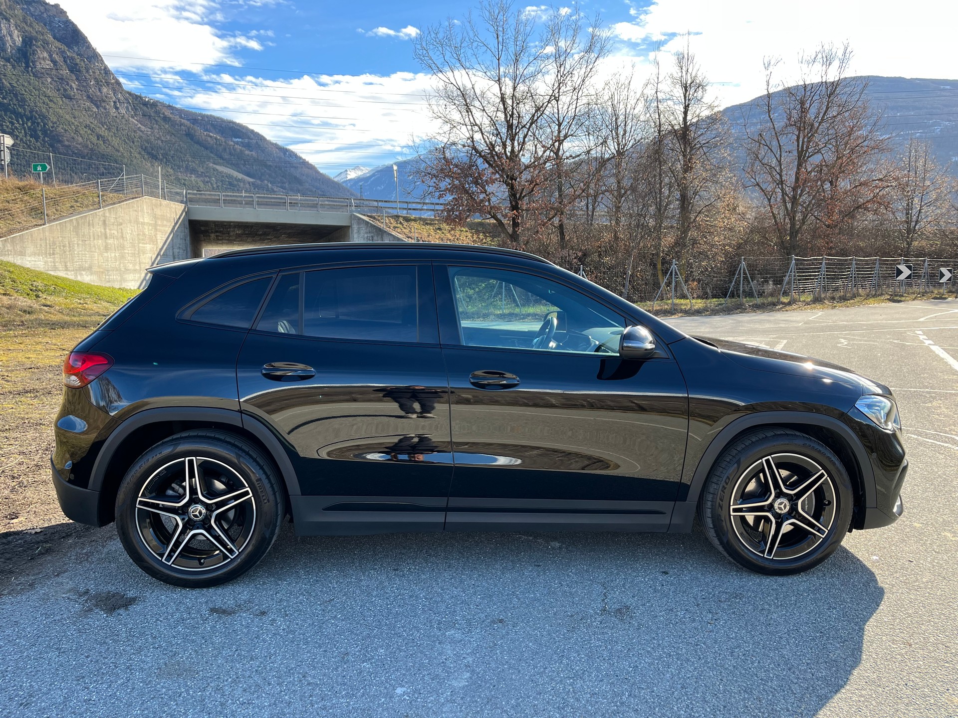 MERCEDES-BENZ GLA 200 AMG Line 7G-DCT-image-4