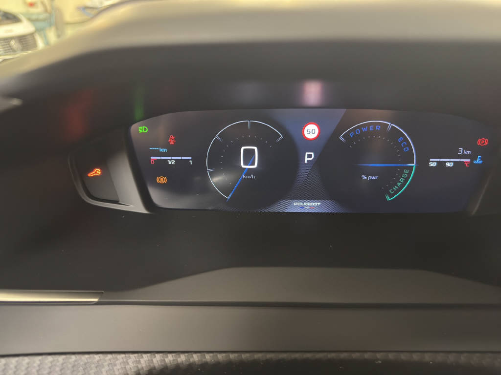 PEUGEOT 2008 1.2 Hybrid 145 Allure Premium-image-5
