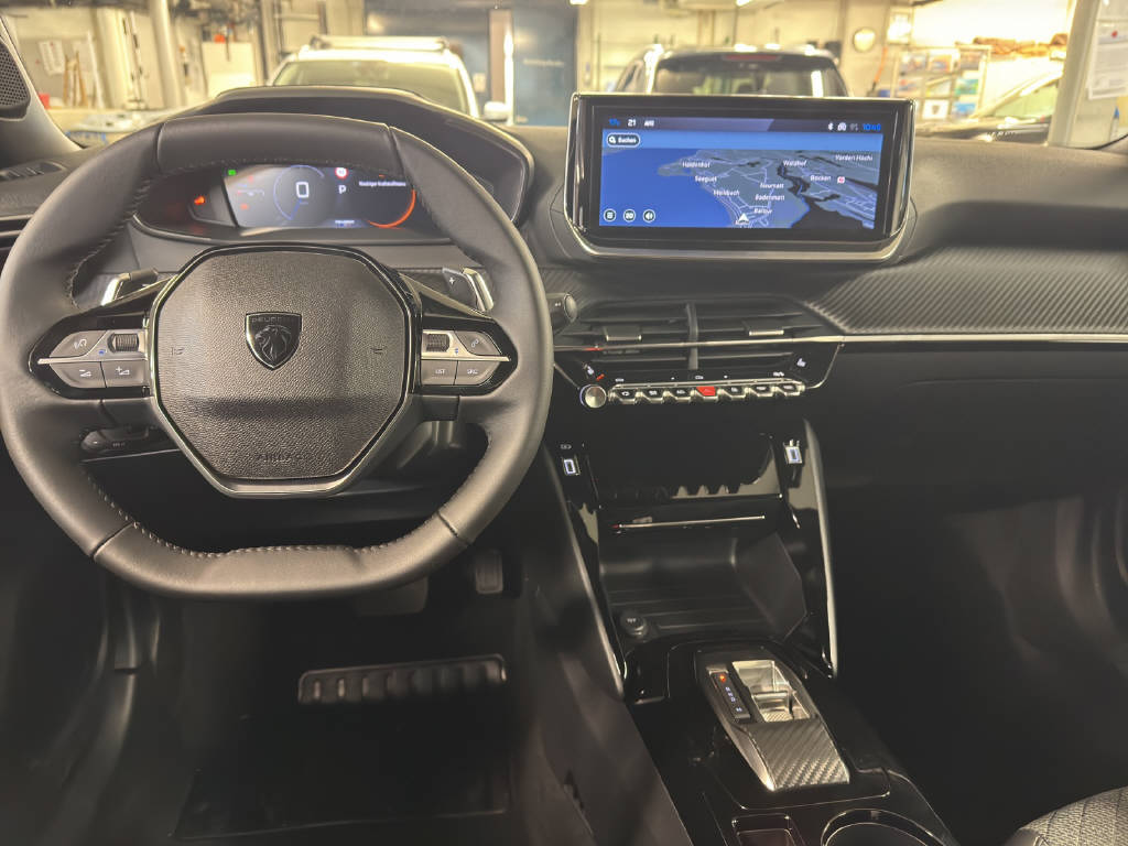PEUGEOT 2008 1.2 Hybrid 145 Allure Premium-image-6