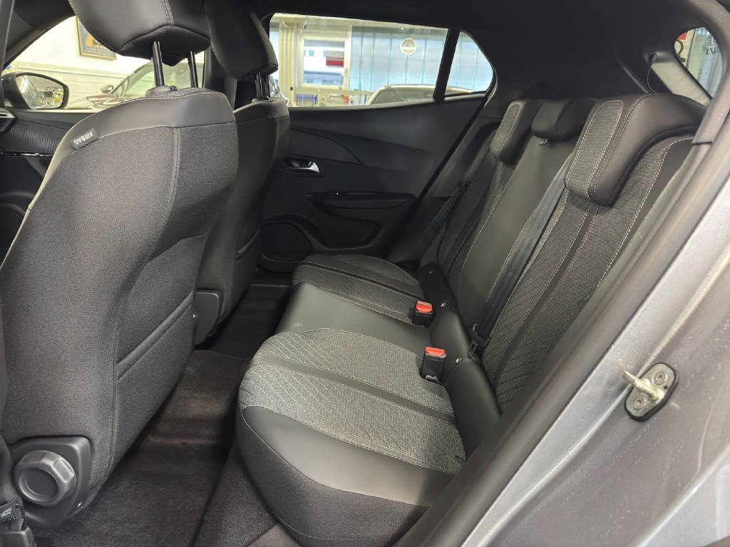 PEUGEOT 2008 1.2 Hybrid 145 Allure Premium-image-7