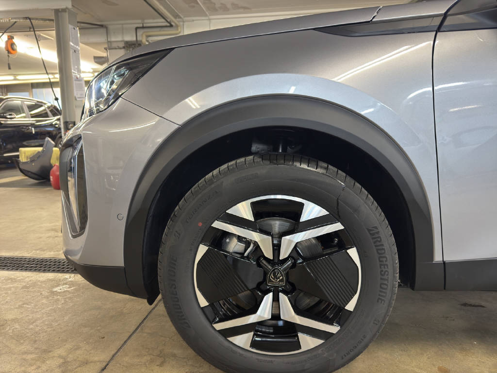 PEUGEOT 2008 1.2 Hybrid 145 Allure Premium-image-9