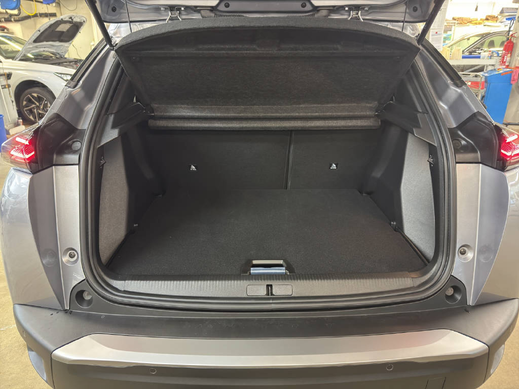 PEUGEOT 2008 1.2 Hybrid 145 Allure Premium-image-8