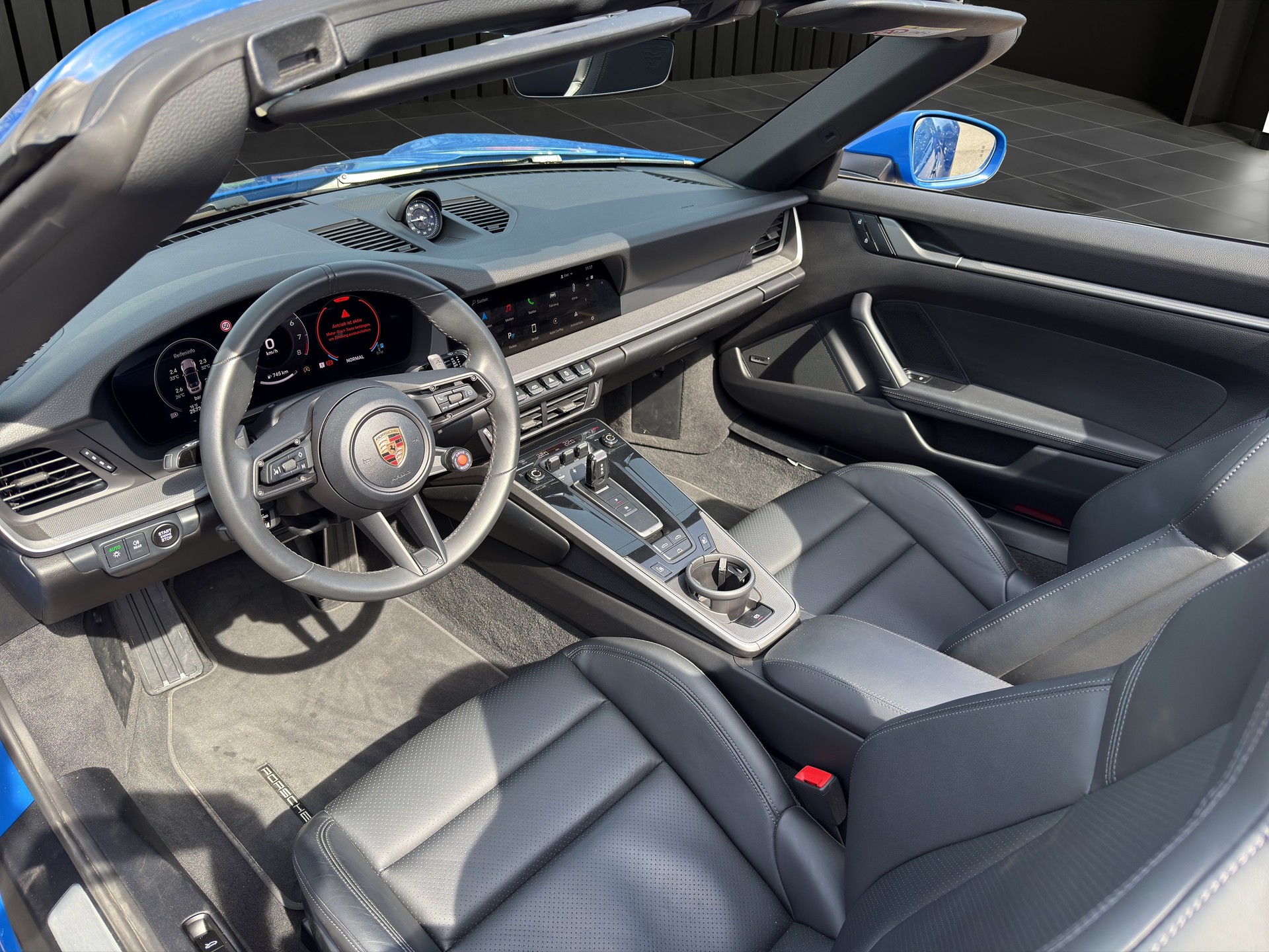 PORSCHE 911 Carrera Cabriolet-image-10