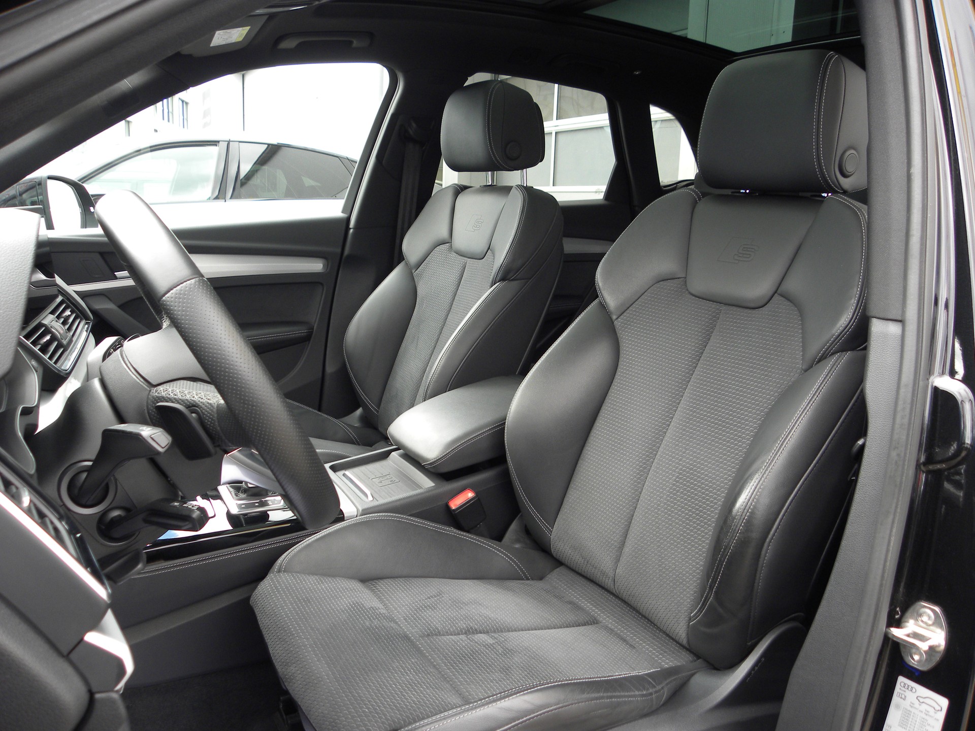 AUDI Q5 40 TDI Black Edition quattro S-tronic S-Line-image-6