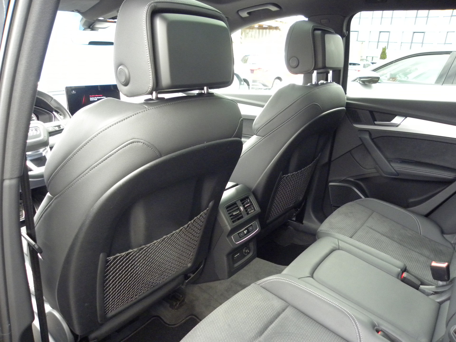 AUDI Q5 40 TDI Black Edition quattro S-tronic S-Line-image-8