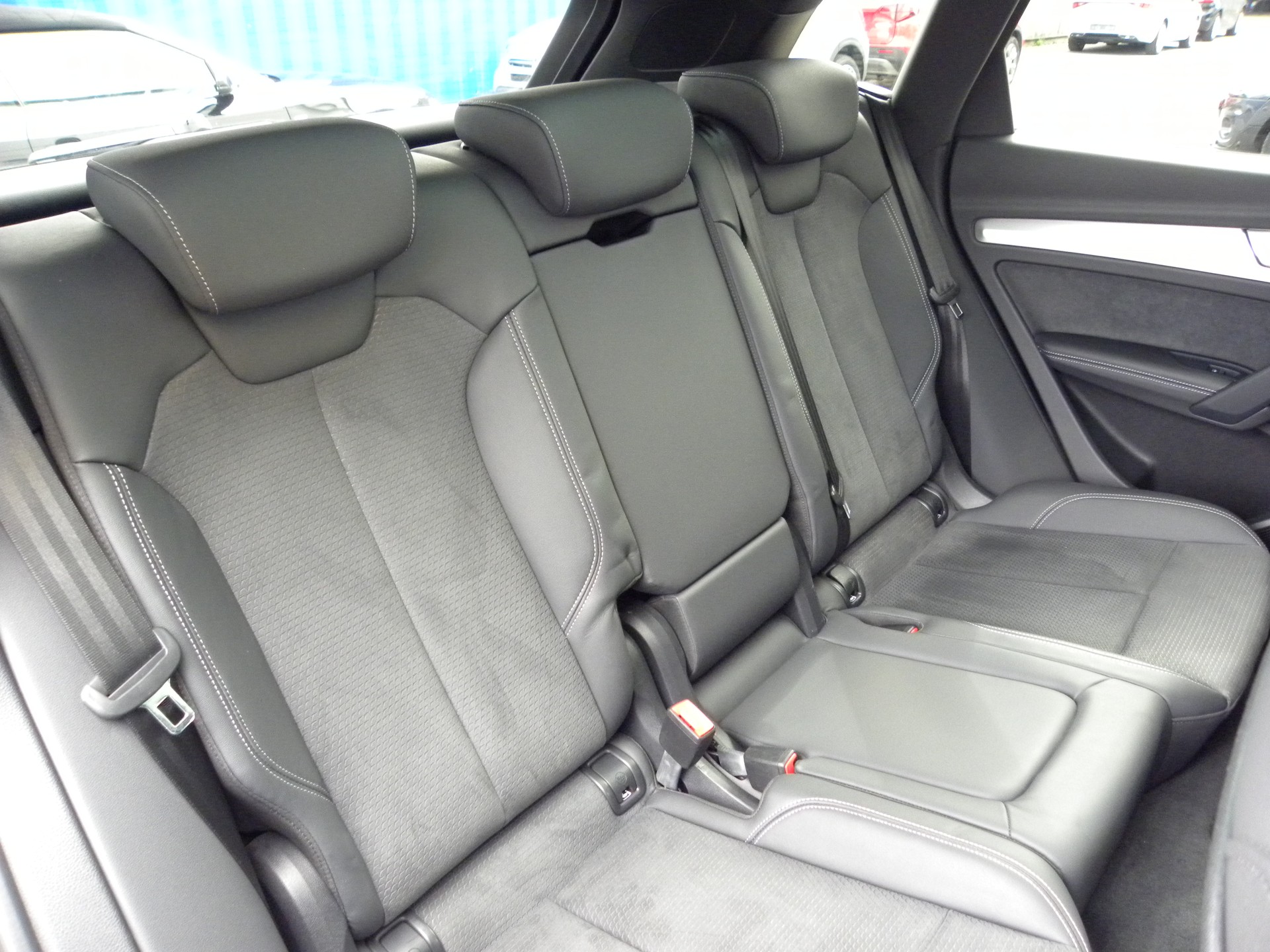 AUDI Q5 40 TDI Black Edition quattro S-tronic S-Line-image-7