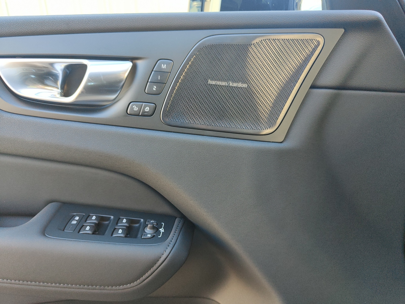 VOLVO XC60 2.0 T6 TE Plus Dark eAWD-image-9