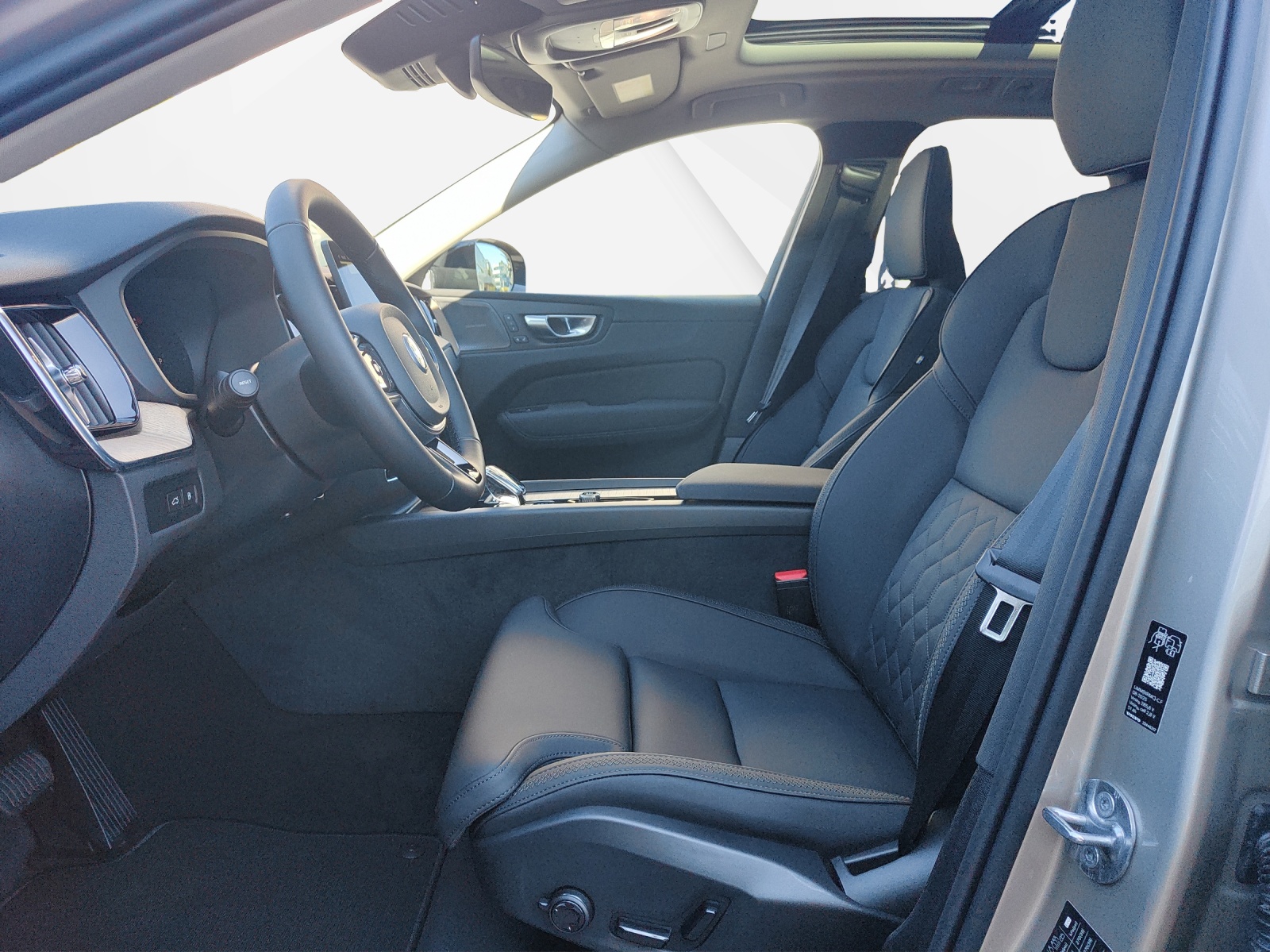 VOLVO XC60 2.0 T6 TE Plus Dark eAWD-image-3