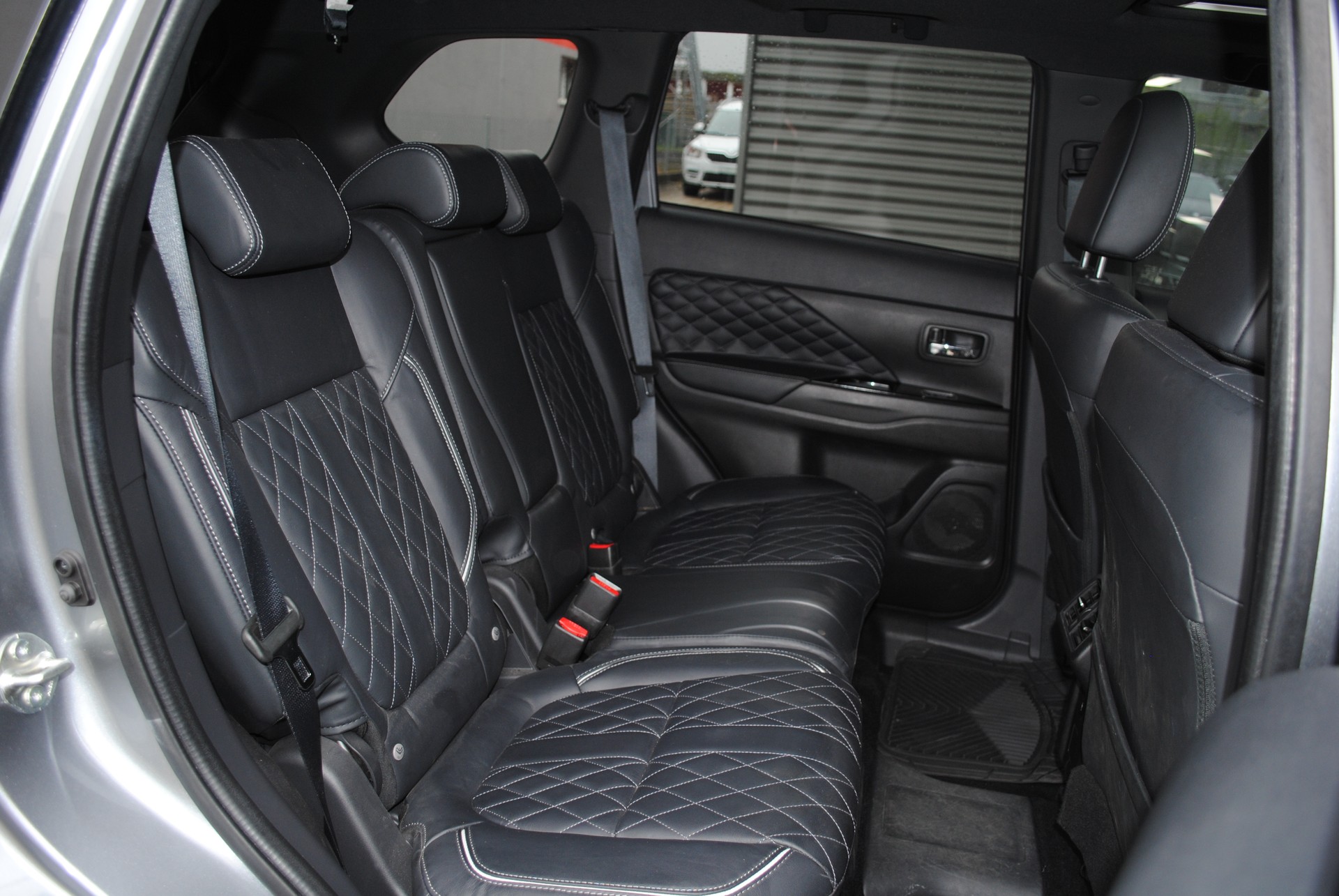 MITSUBISHI Outlander 2.4 PHEV Diamond 4WD Automatic-image-16