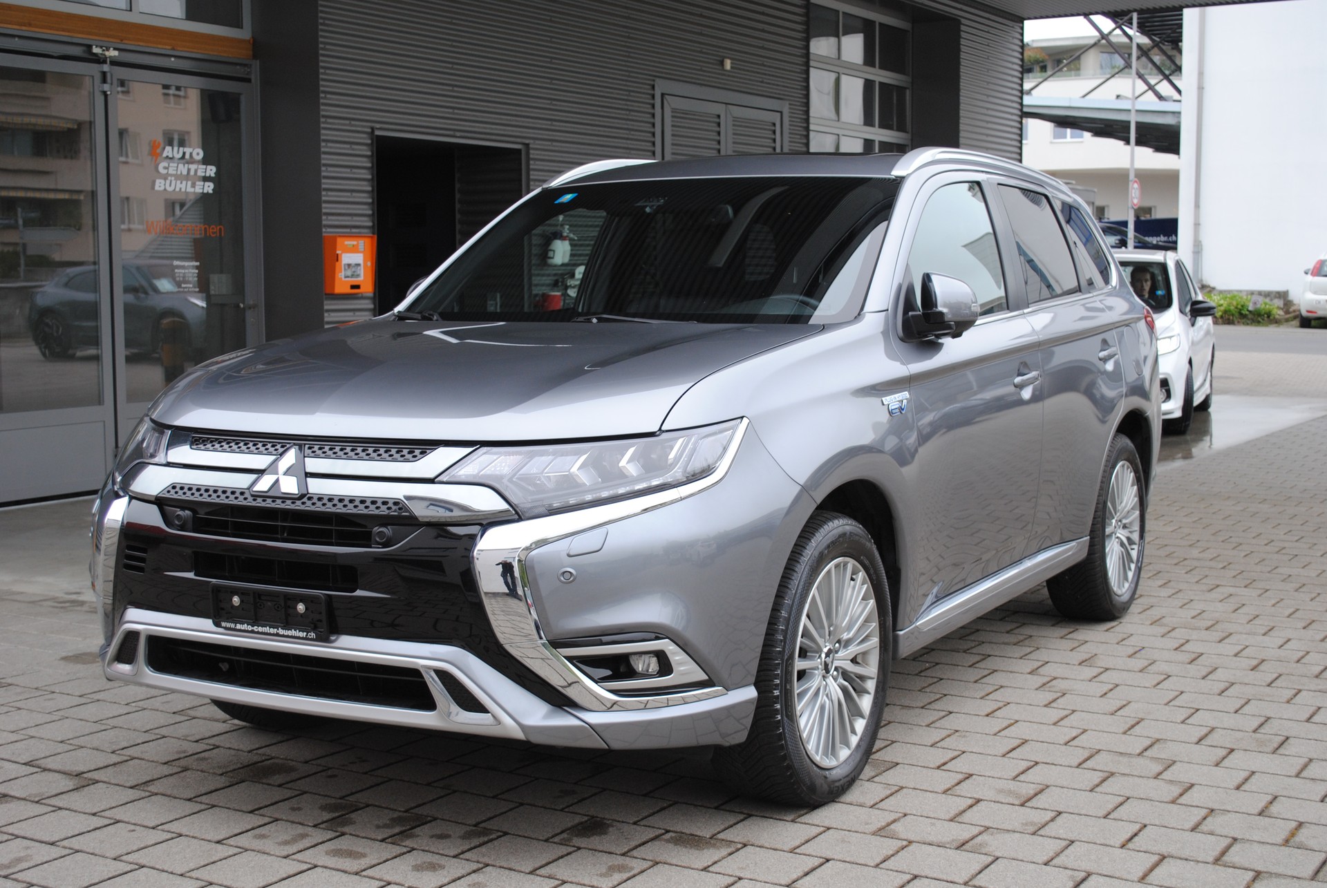 MITSUBISHI Outlander 2.4 PHEV Diamond 4WD Automatic-showroom-element-2