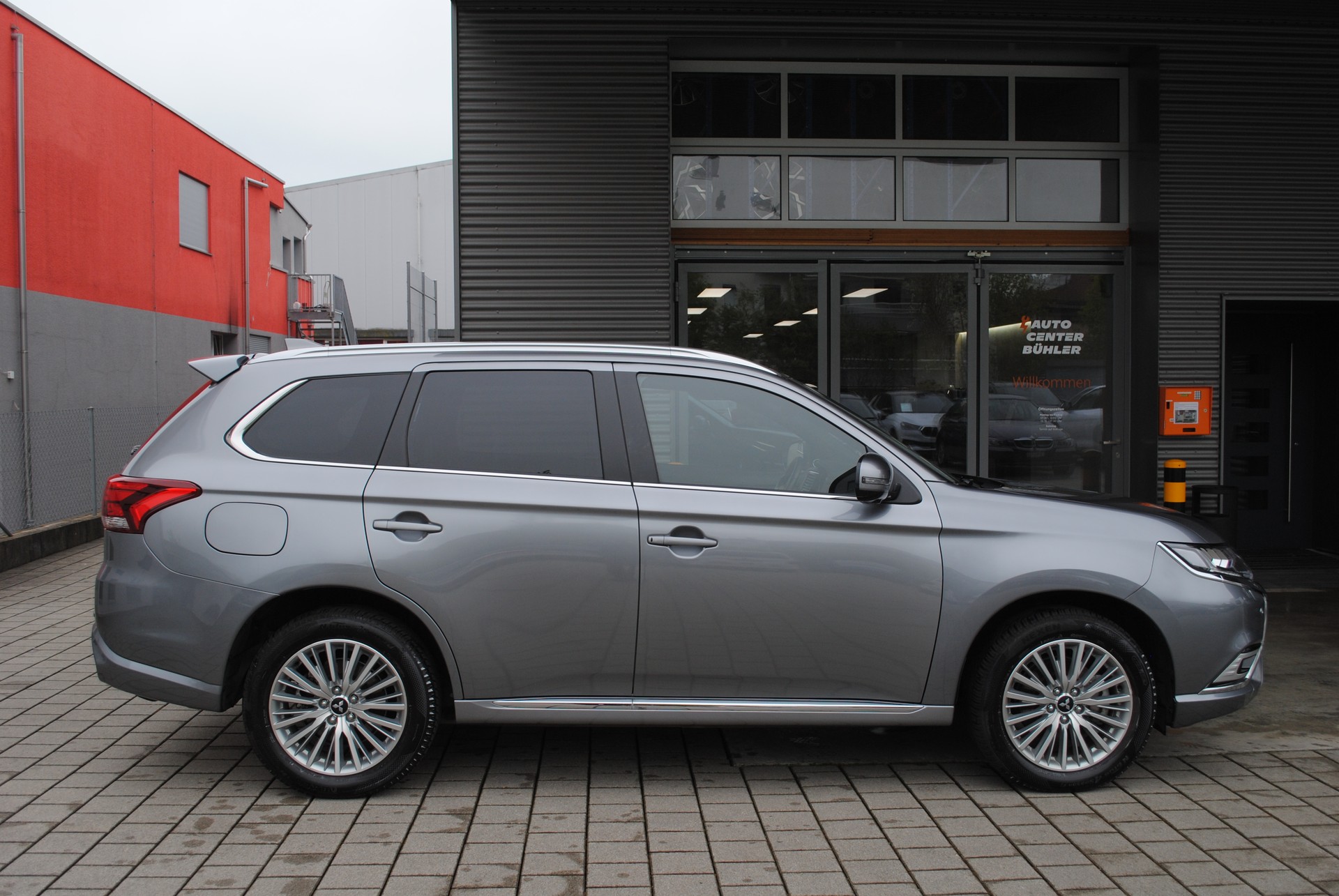 MITSUBISHI Outlander 2.4 PHEV Diamond 4WD Automatic-image-8