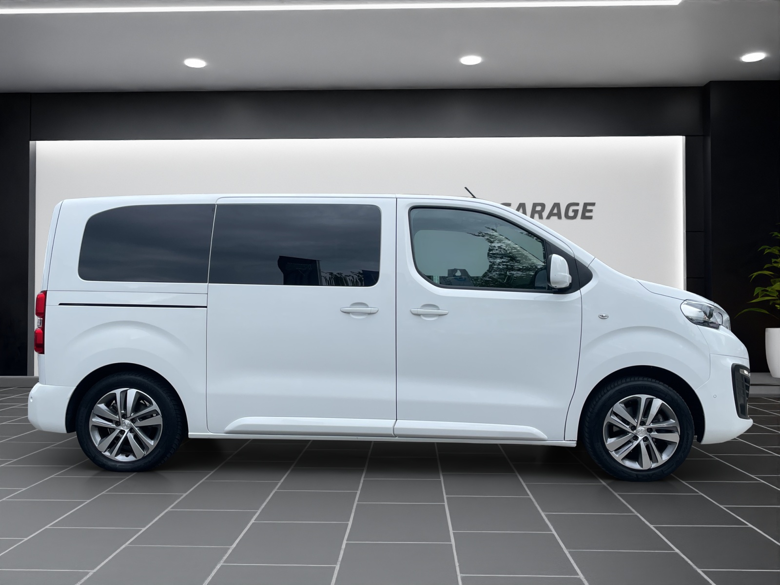 PEUGEOT eTraveller50 Allure Stand-image-2