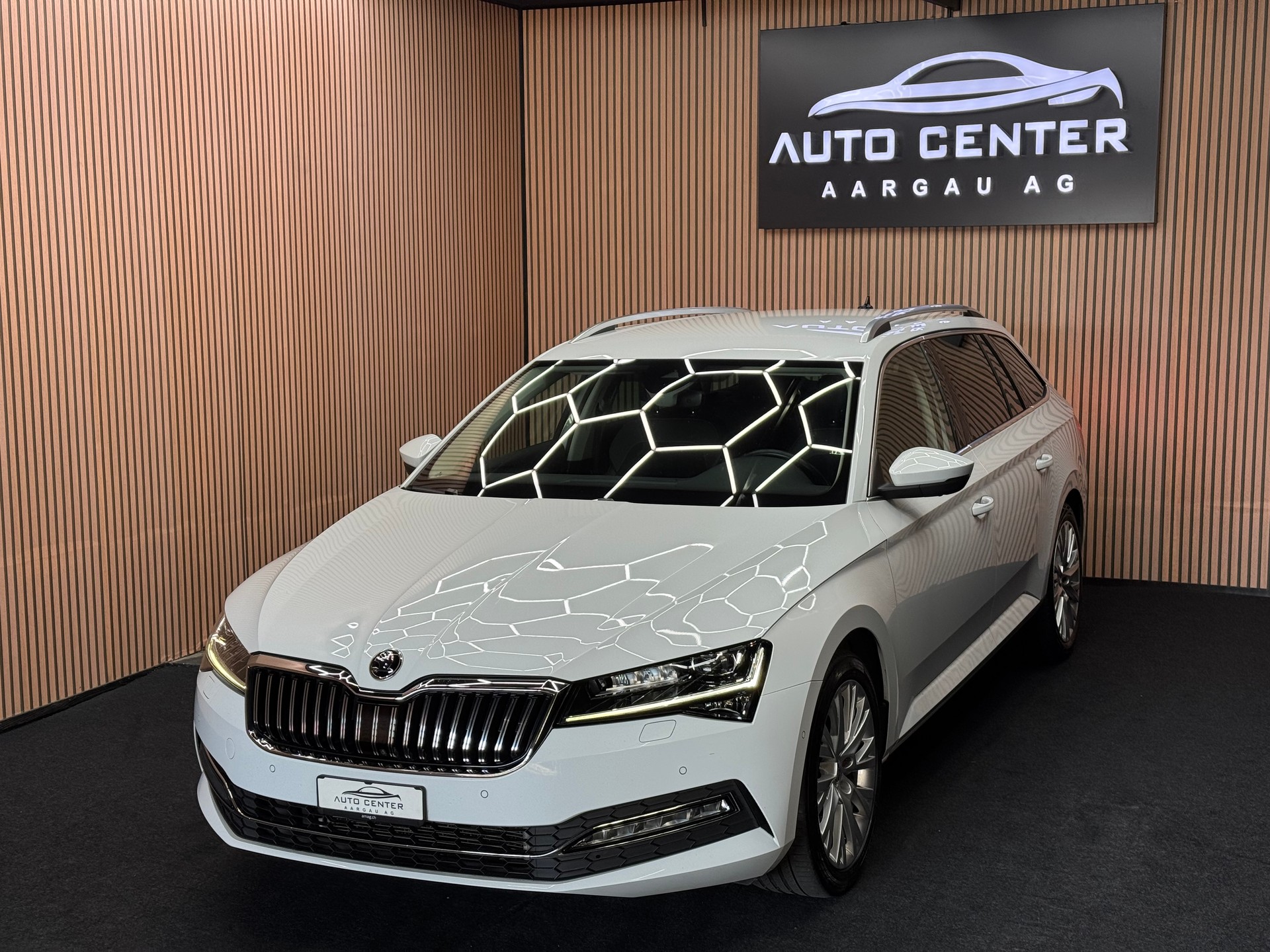 SKODA Superb Combi 2.0 TDI 200 Style 4x4 DSG | 1 Jahr Garantie | 360° Kamera | *ab CHF 199.-/ Monat*-image-2