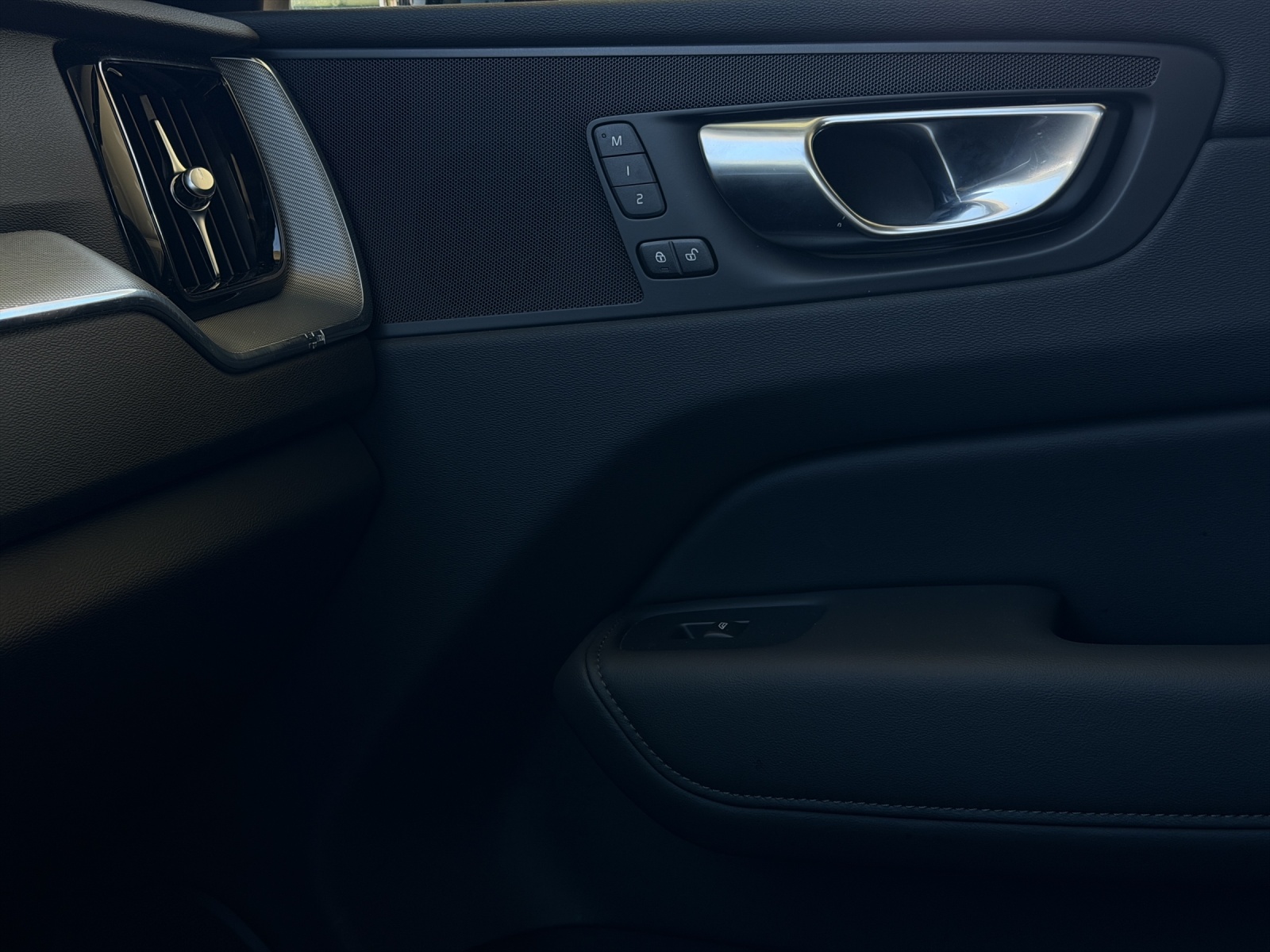 VOLVO XC60 2.0 B5 MH Plus Dark AWD-image-14