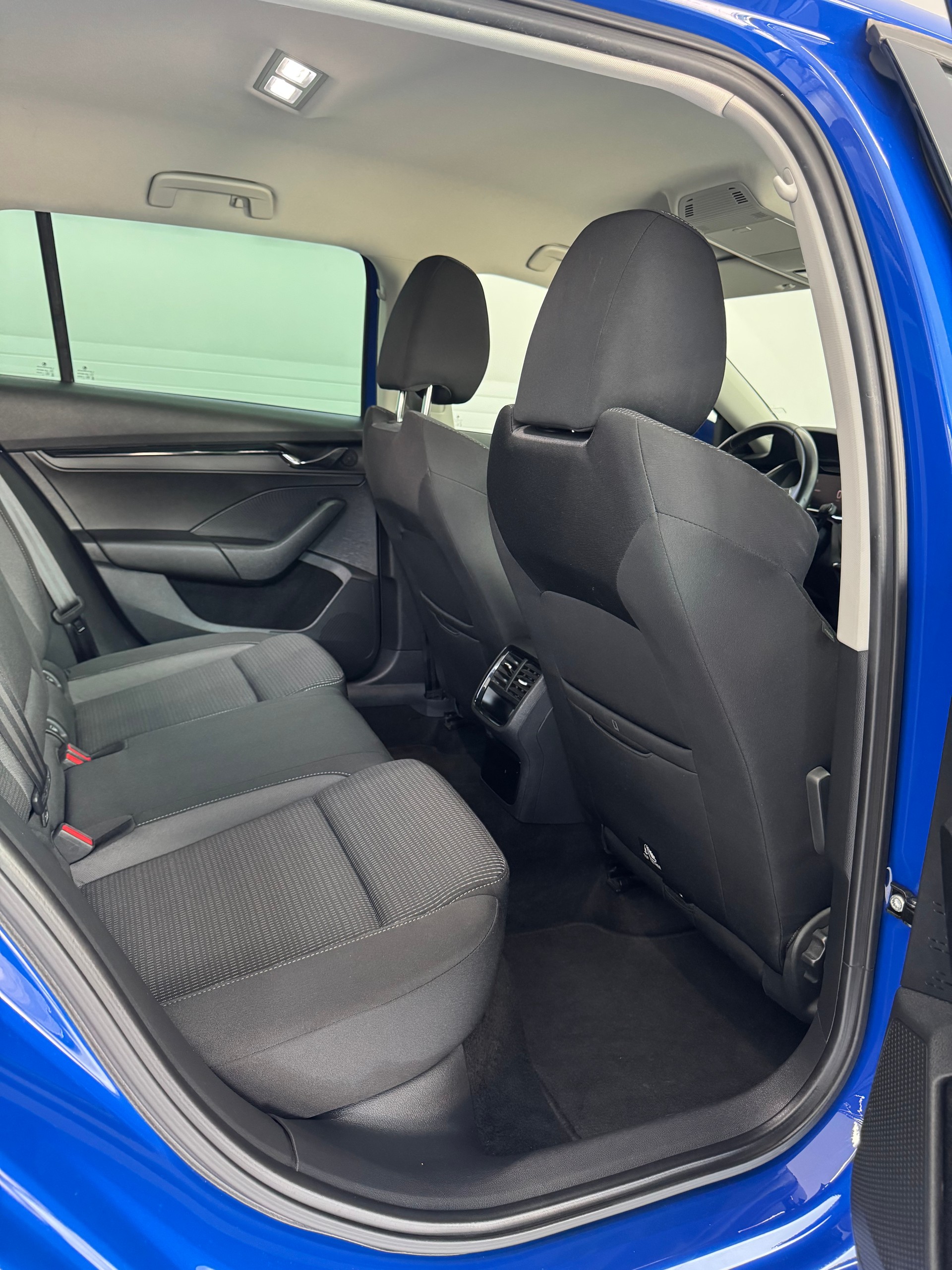 SKODA Octavia Combi 2.0 TDI DSG Style*CH-Fahrzeug*Frisch MFK*-image-12