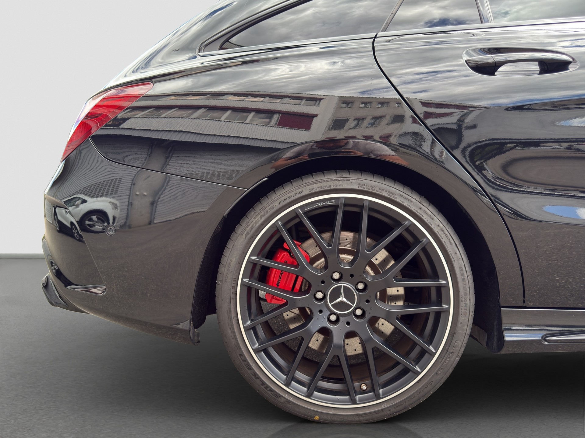 MERCEDES-BENZ CLA Shooting Brake 45 AMG 4Matic Speedshift-image-8