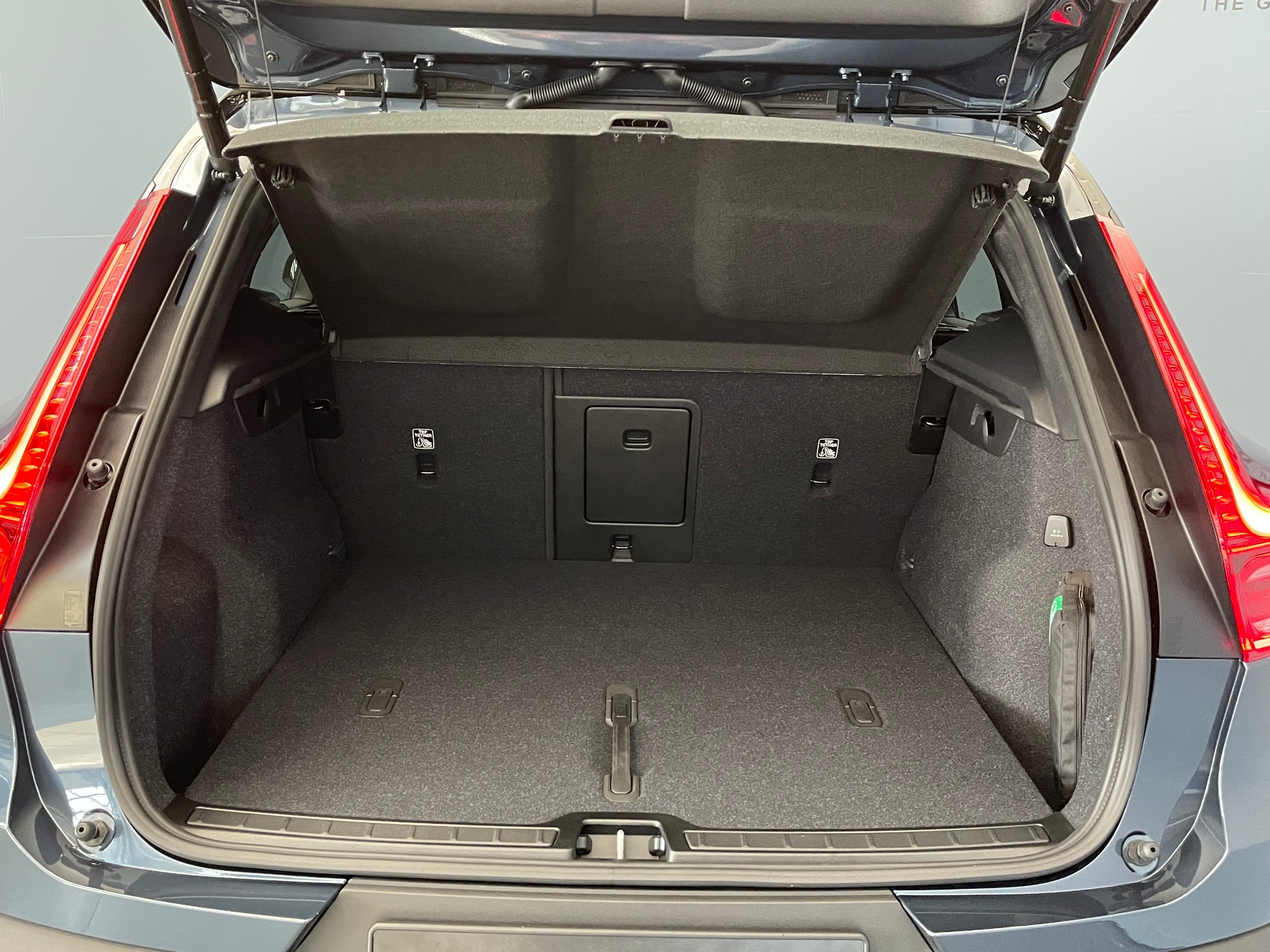 VOLVO XC40 2.0 B4 MH Black Edition-image-8