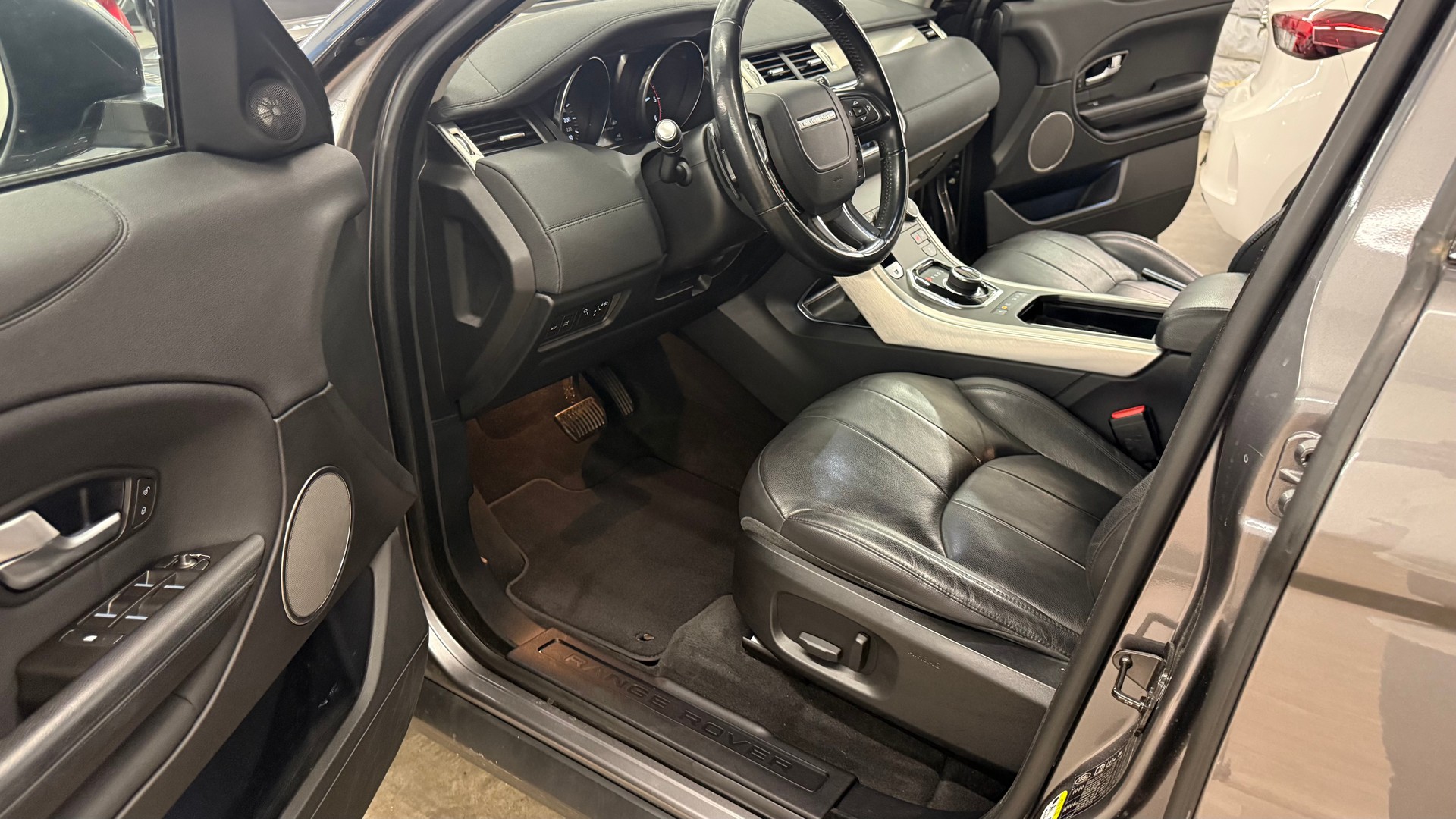 LAND ROVER Range Rover Evoque 2.0 TD4 SE AT9-image-15