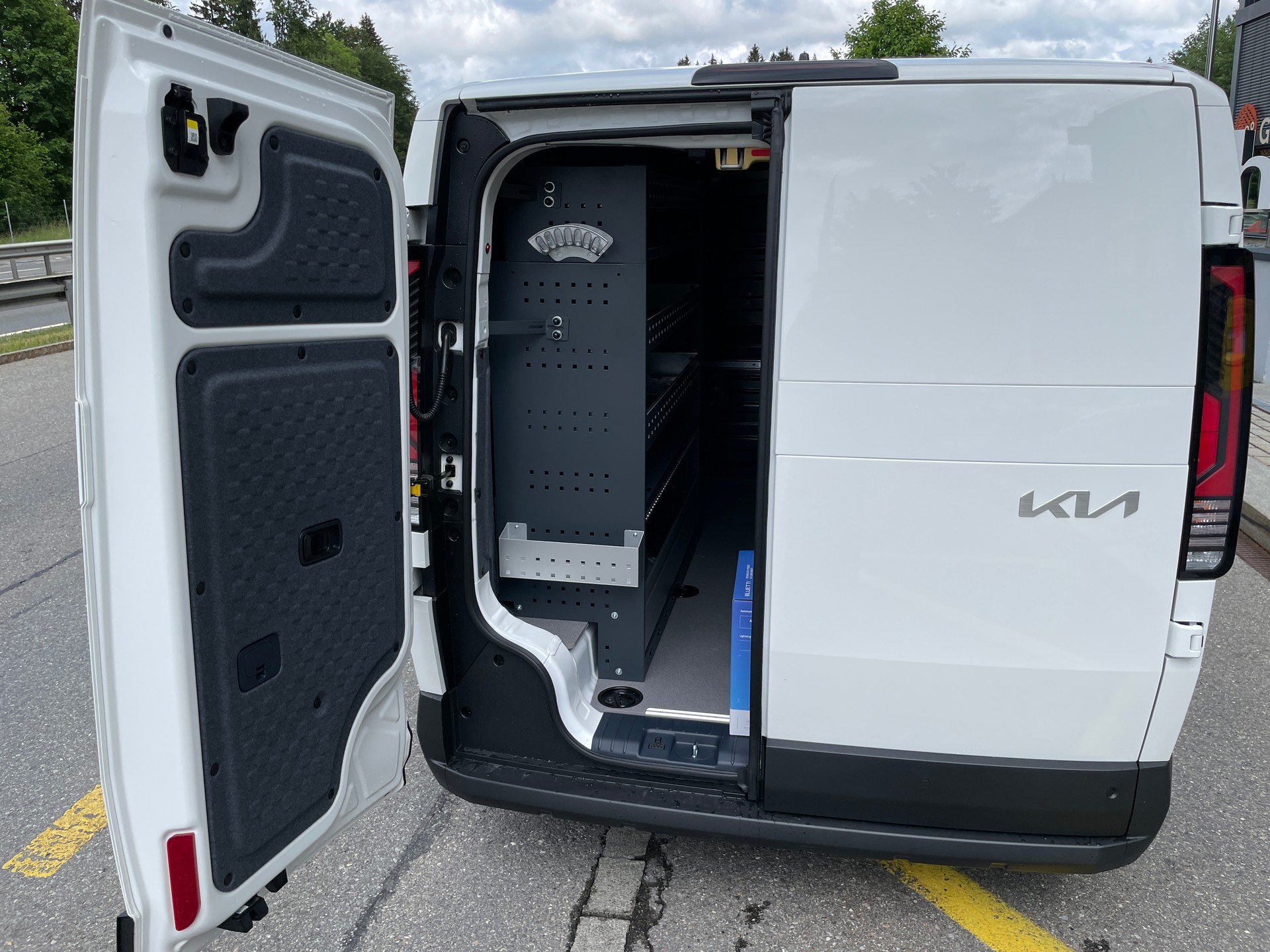 KIA PV5 Cargo 71.2 kWh Plus Würth EDITION Handwerkerausbau-image-13